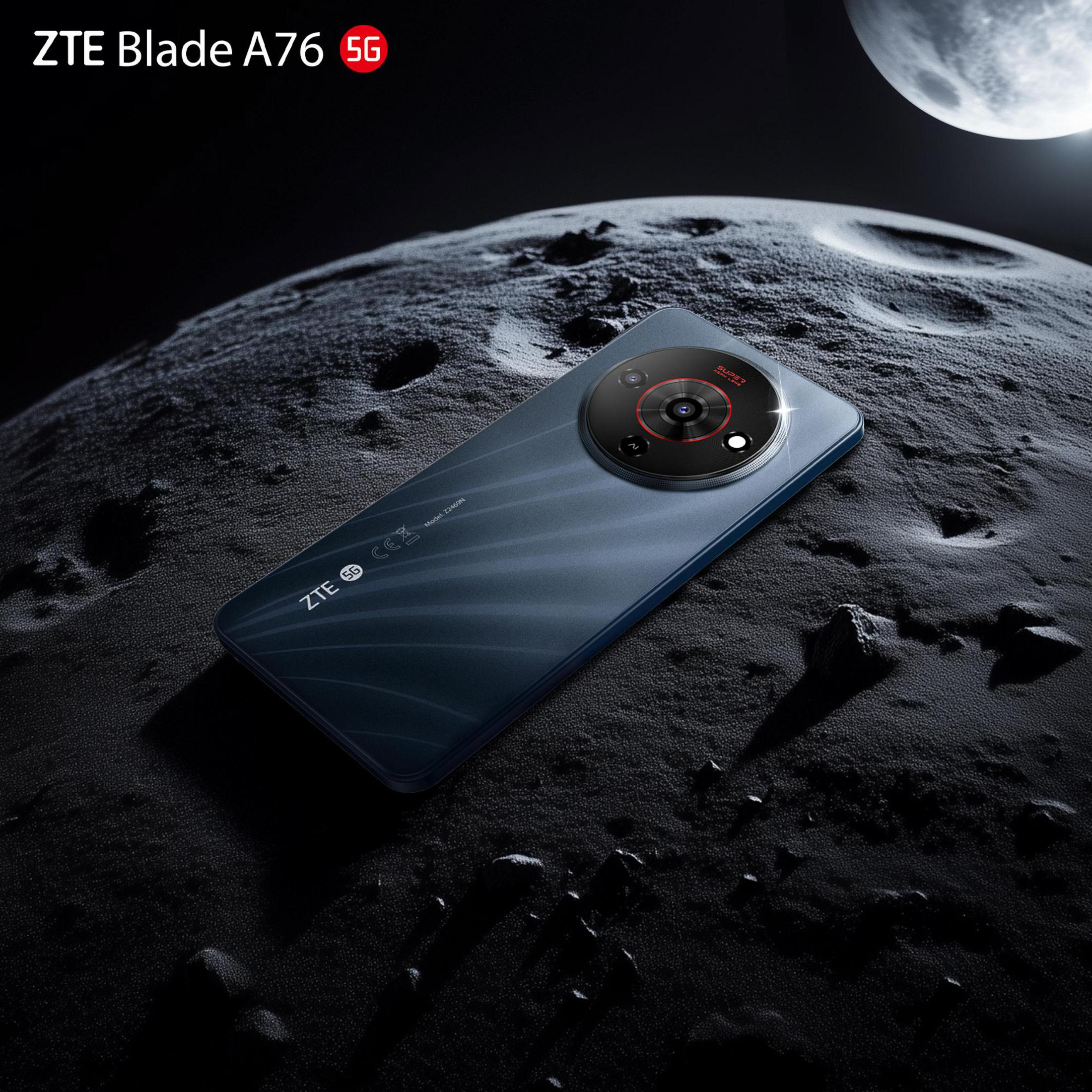 Smartphone ZTE Blade A76 5G su superficie lunare con luna sullo sfondo.