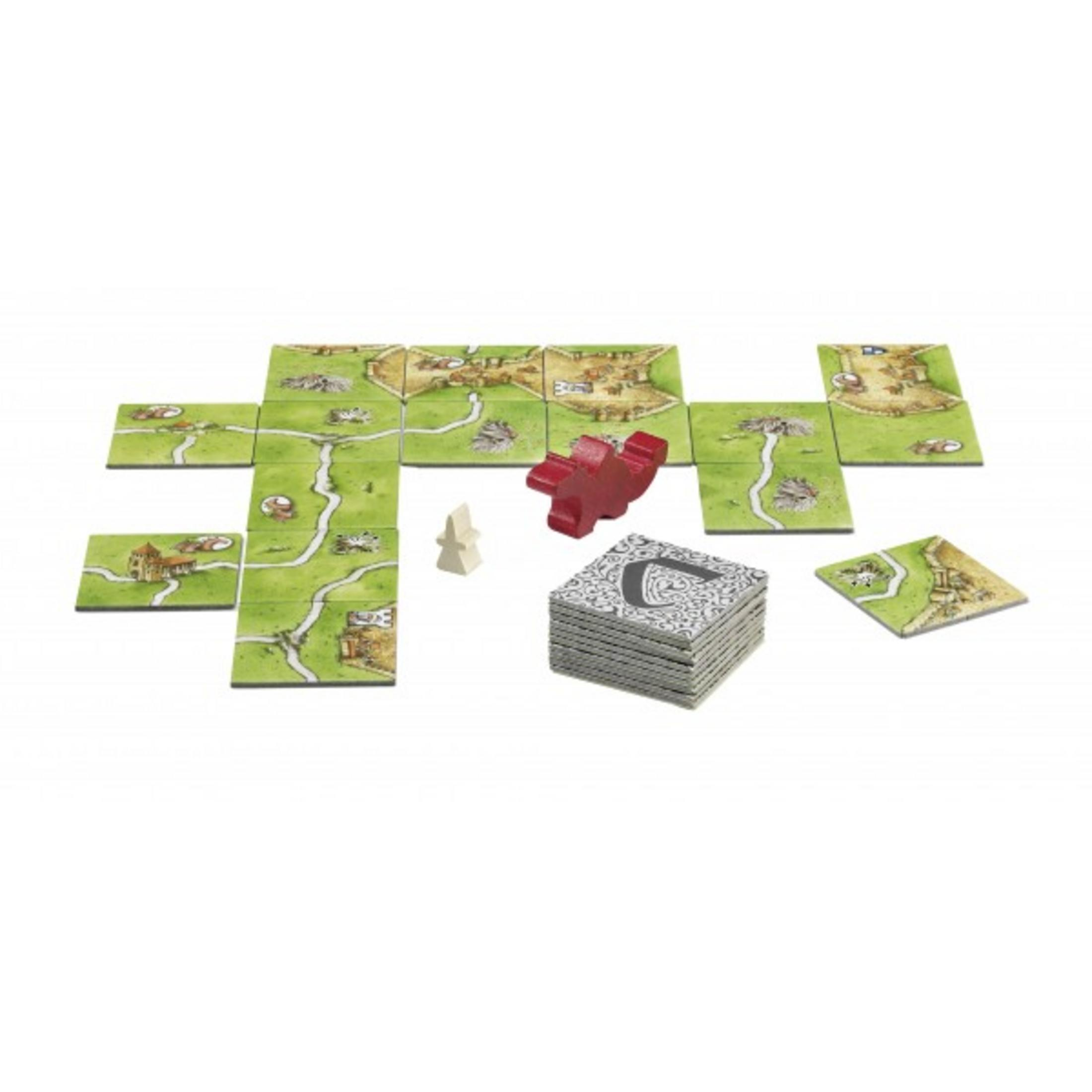 Spielbrettfliesen mit Straßen und Gebäuden, rote Spielfigur, Holzfigur und Kartenstapel.