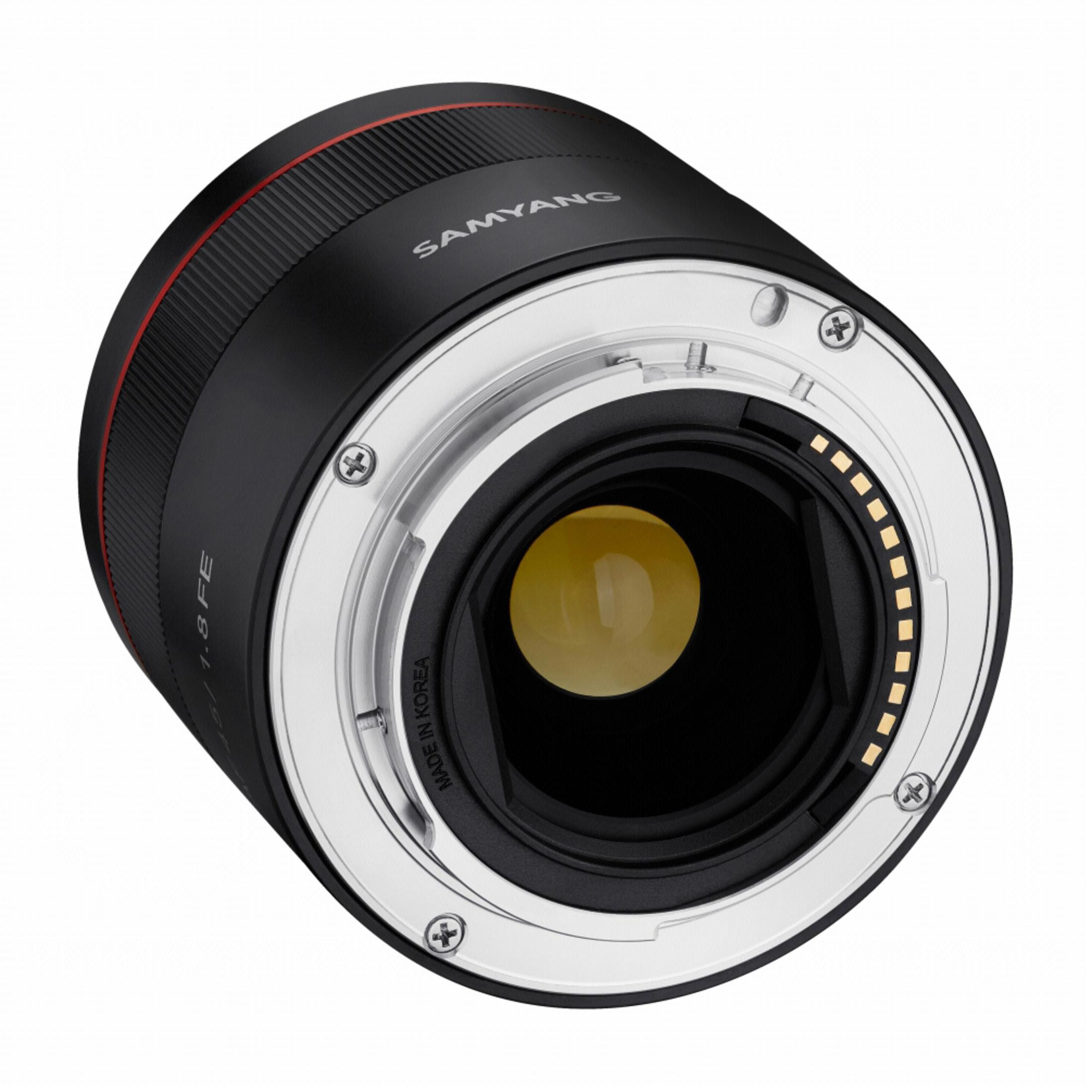 Ein Samyang 1.8 FE Objektiv mit silbernem Bajonett und schwarzen Details.