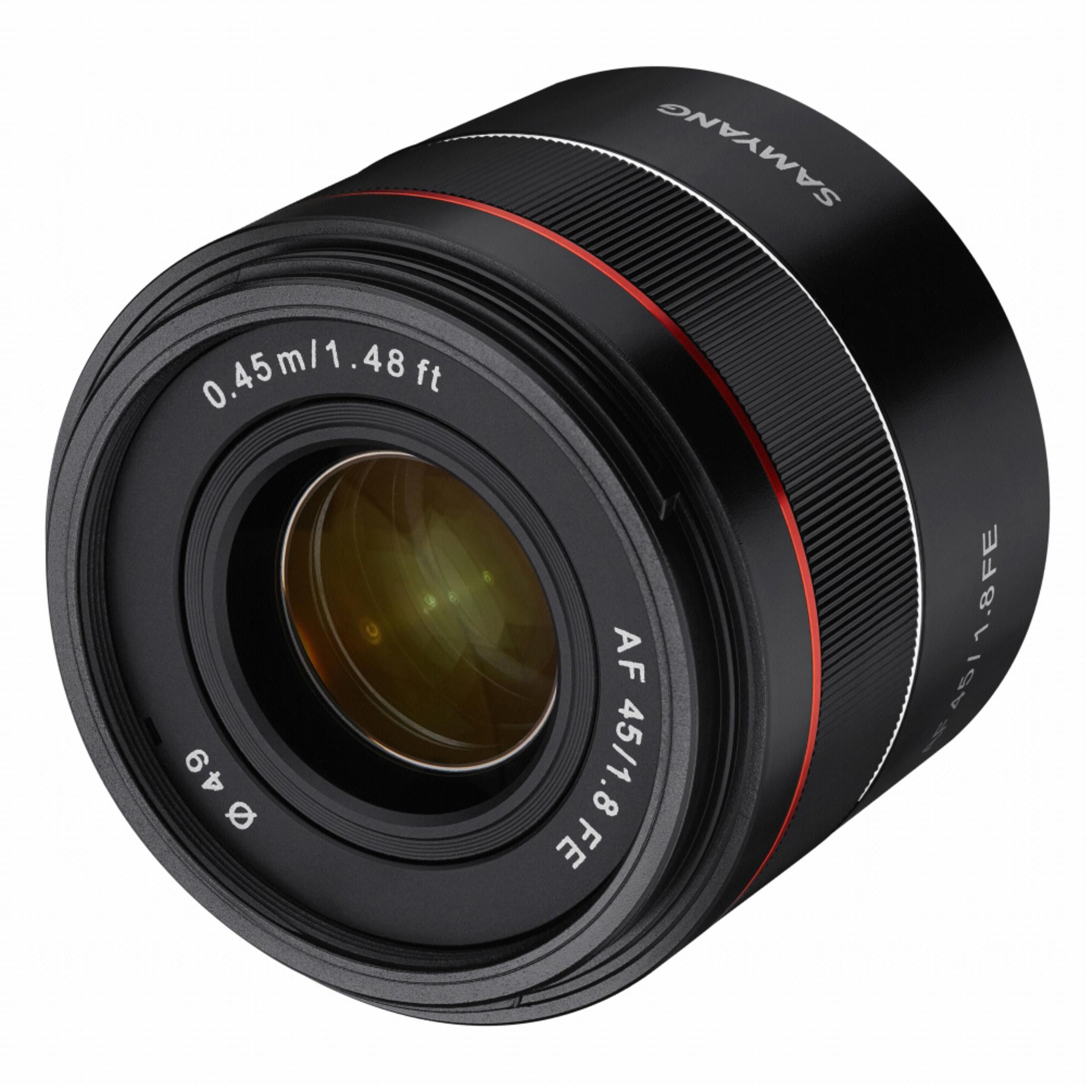 Ein schwarzes Samyang 45mm f/1.8 FE Objektiv mit rotem Ring.