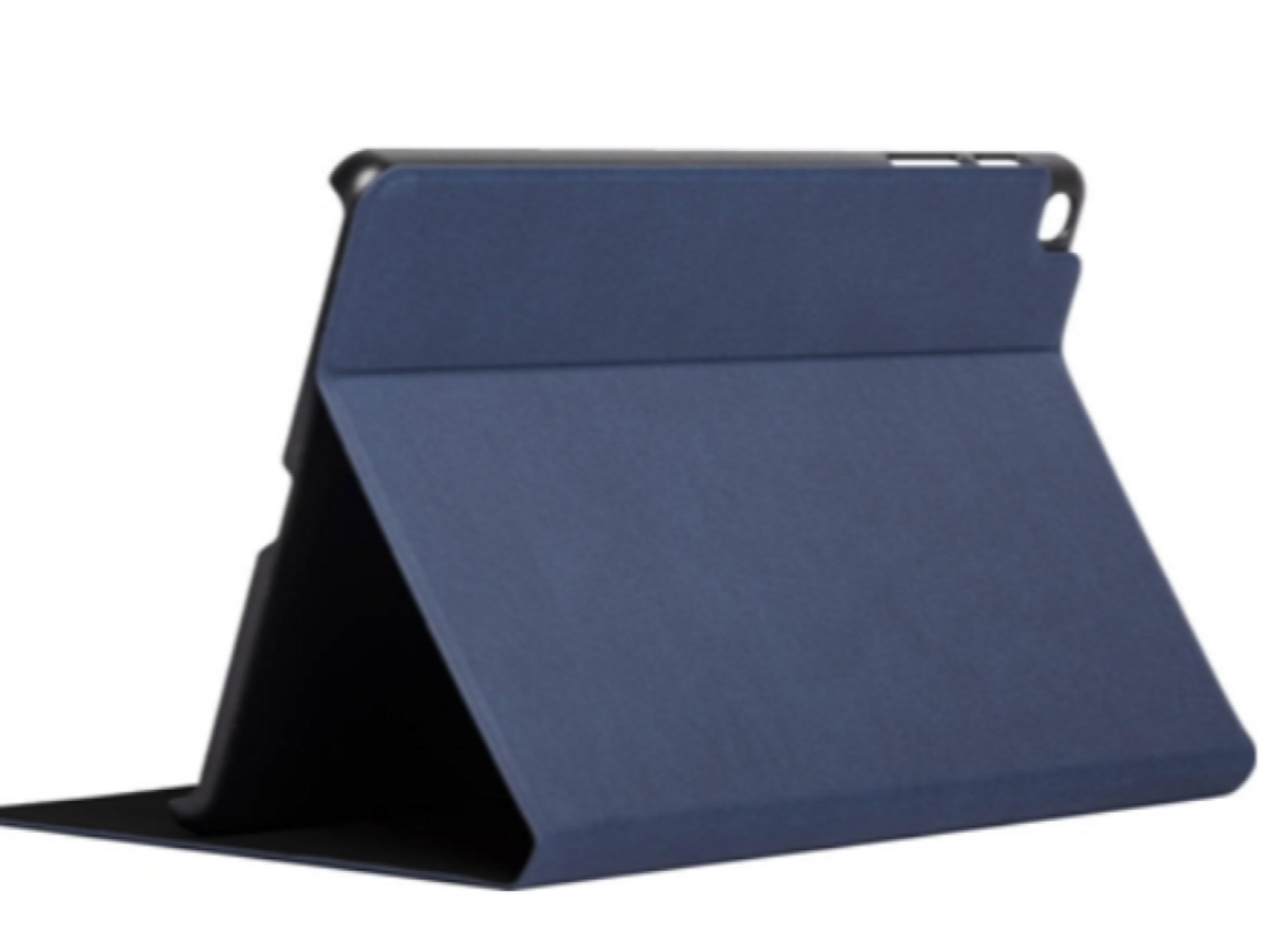 Funda azul oscuro para tableta en modo soporte, sobre fondo blanco.