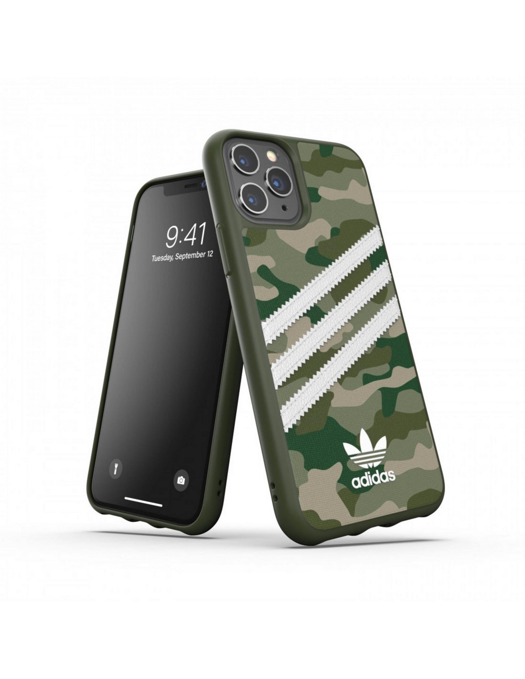 Un iPhone con custodia Adidas mimetica, con tre strisce bianche.