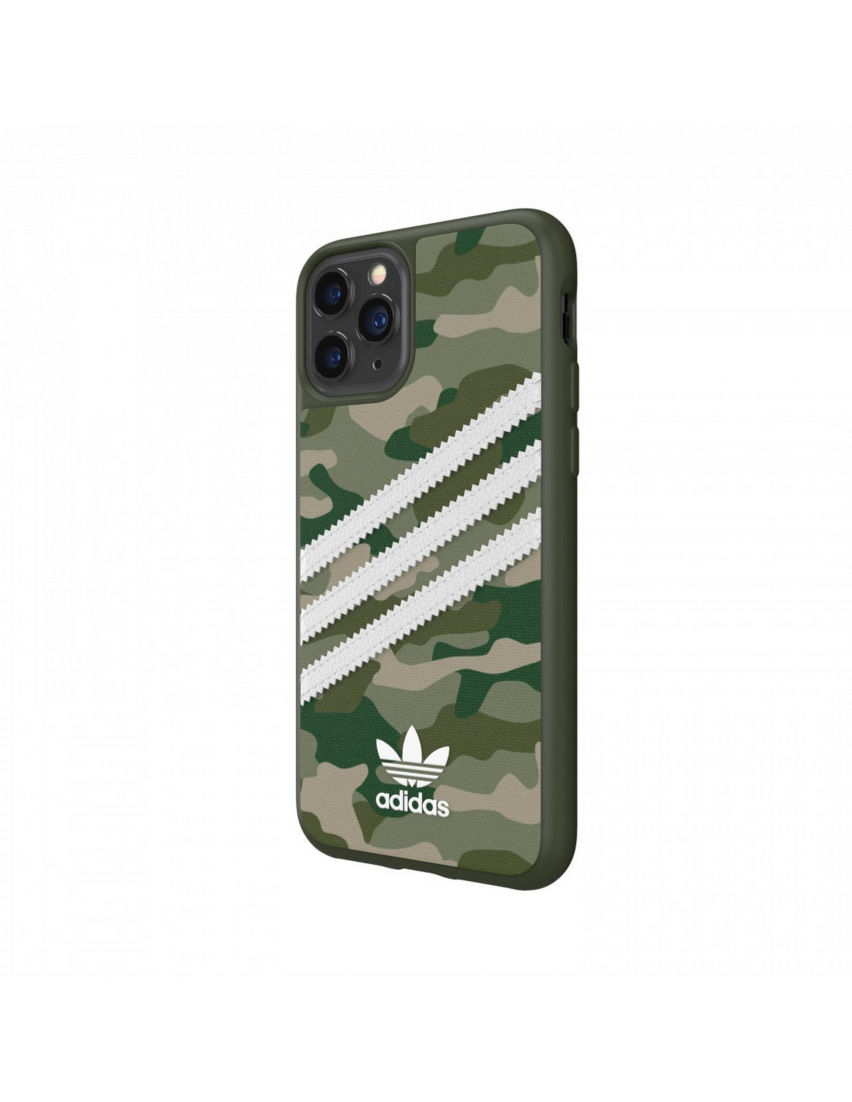 Custodia verde mimetica per telefono con strisce e logo Adidas bianchi.