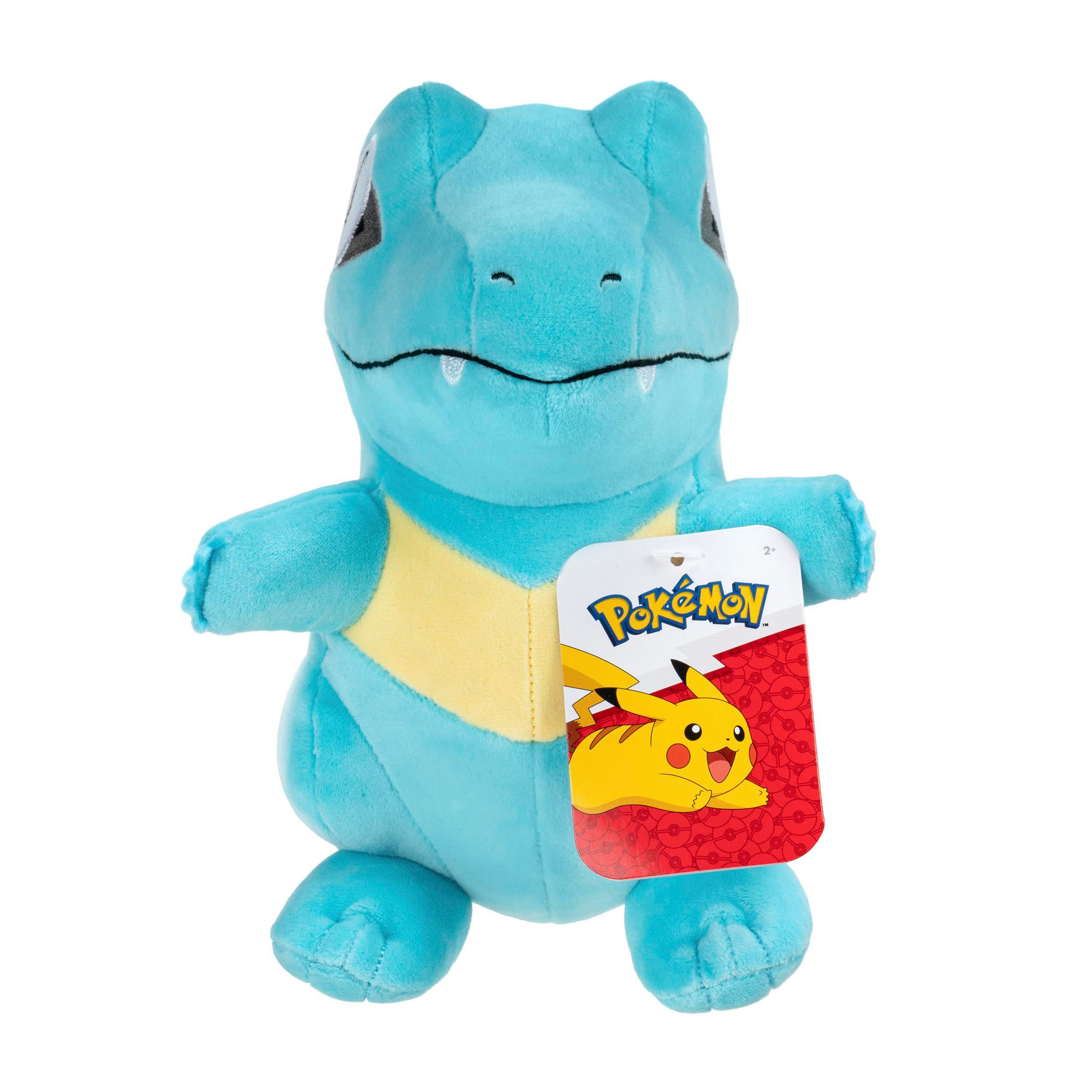 Ein blauer Plüsch-Totodile-Pokémon mit gelber Brust und einem Pokémon-Tag.