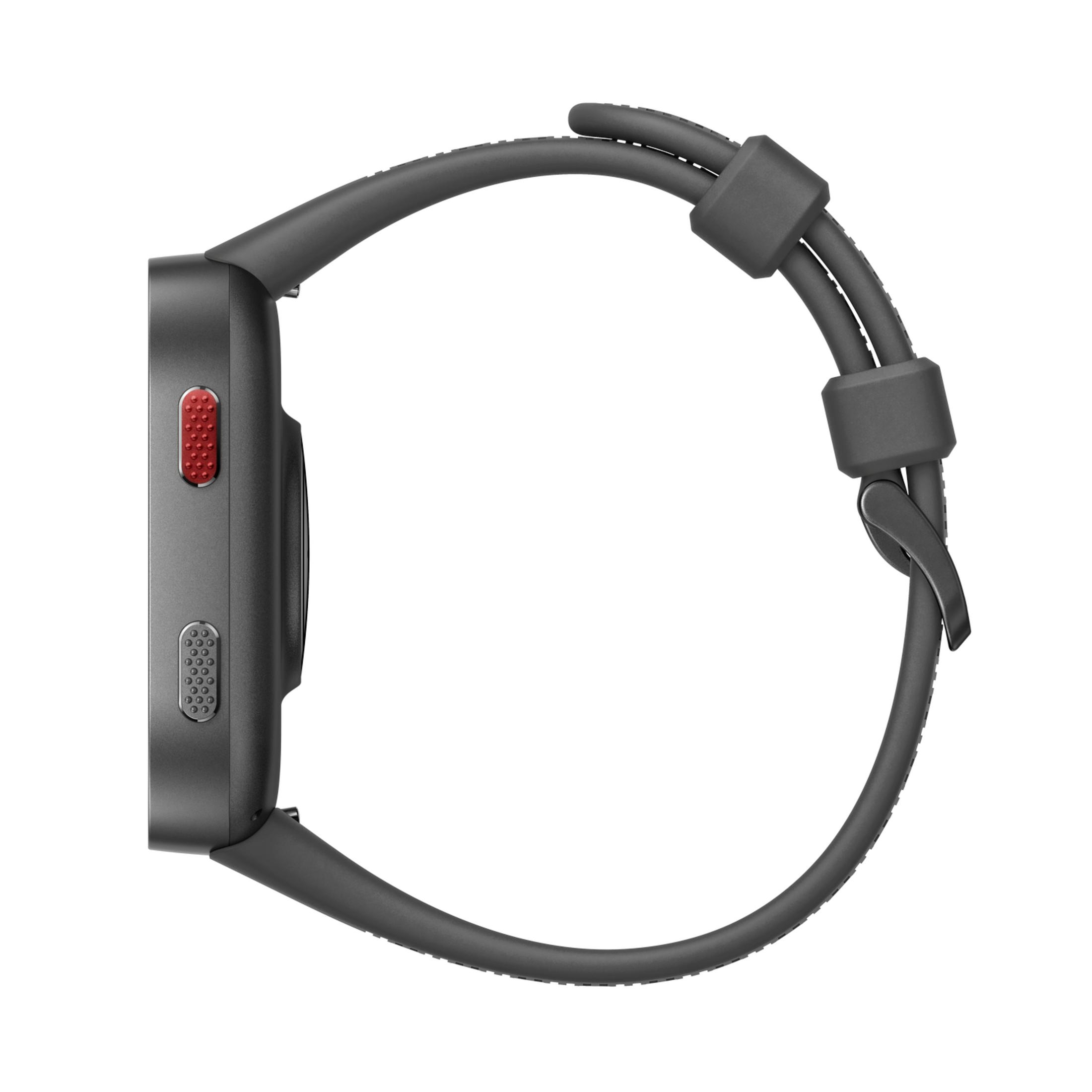 Reloj inteligente gris con botón rojo y correa texturizada sobre fondo blanco.