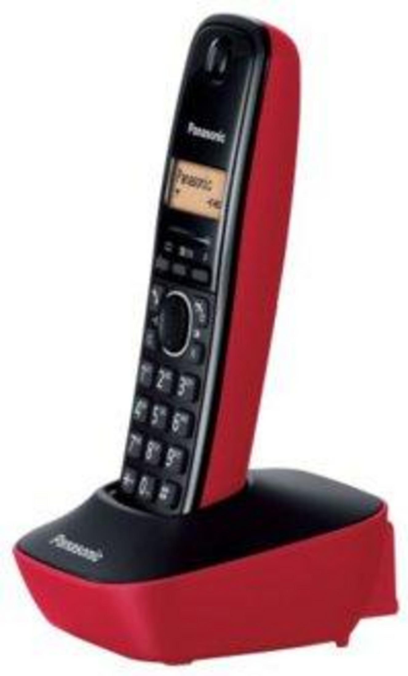 Un telefono cordless Panasonic rosso e nero sulla sua base di ricarica.