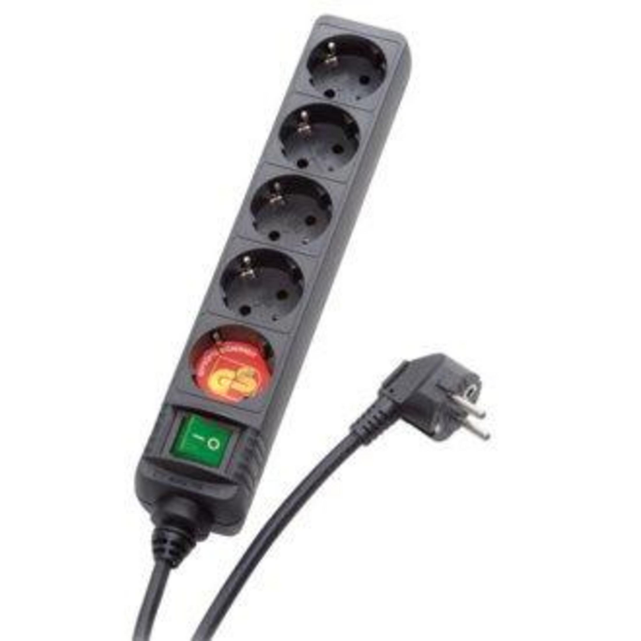 Schwarzer Mehrfachsteckdosenadapter mit vier Steckplätzen, Schalter und Stecker.