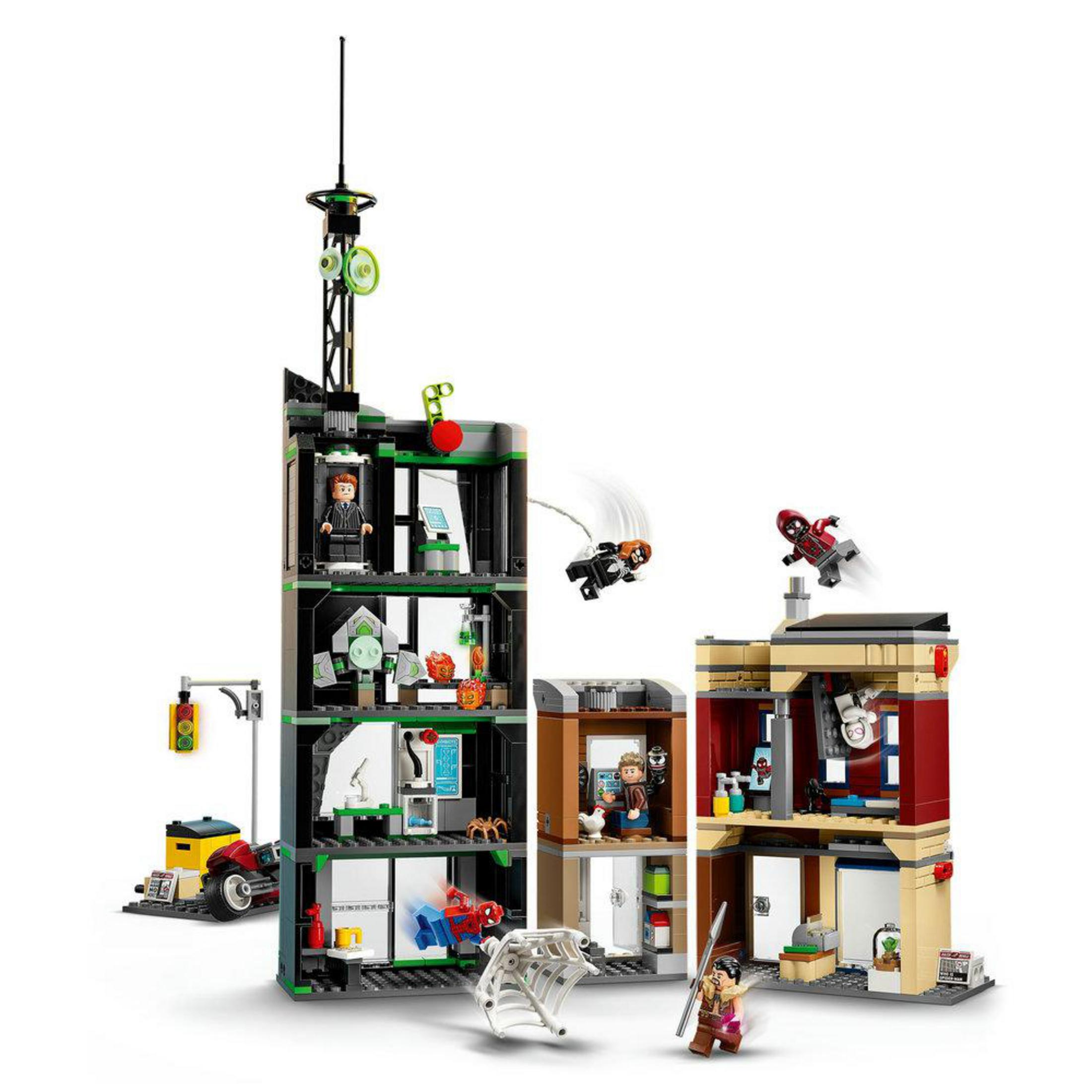 Rekonstrukcja Lego wielopiętrowego budynku ze Spidermanem i figurkami w walce.