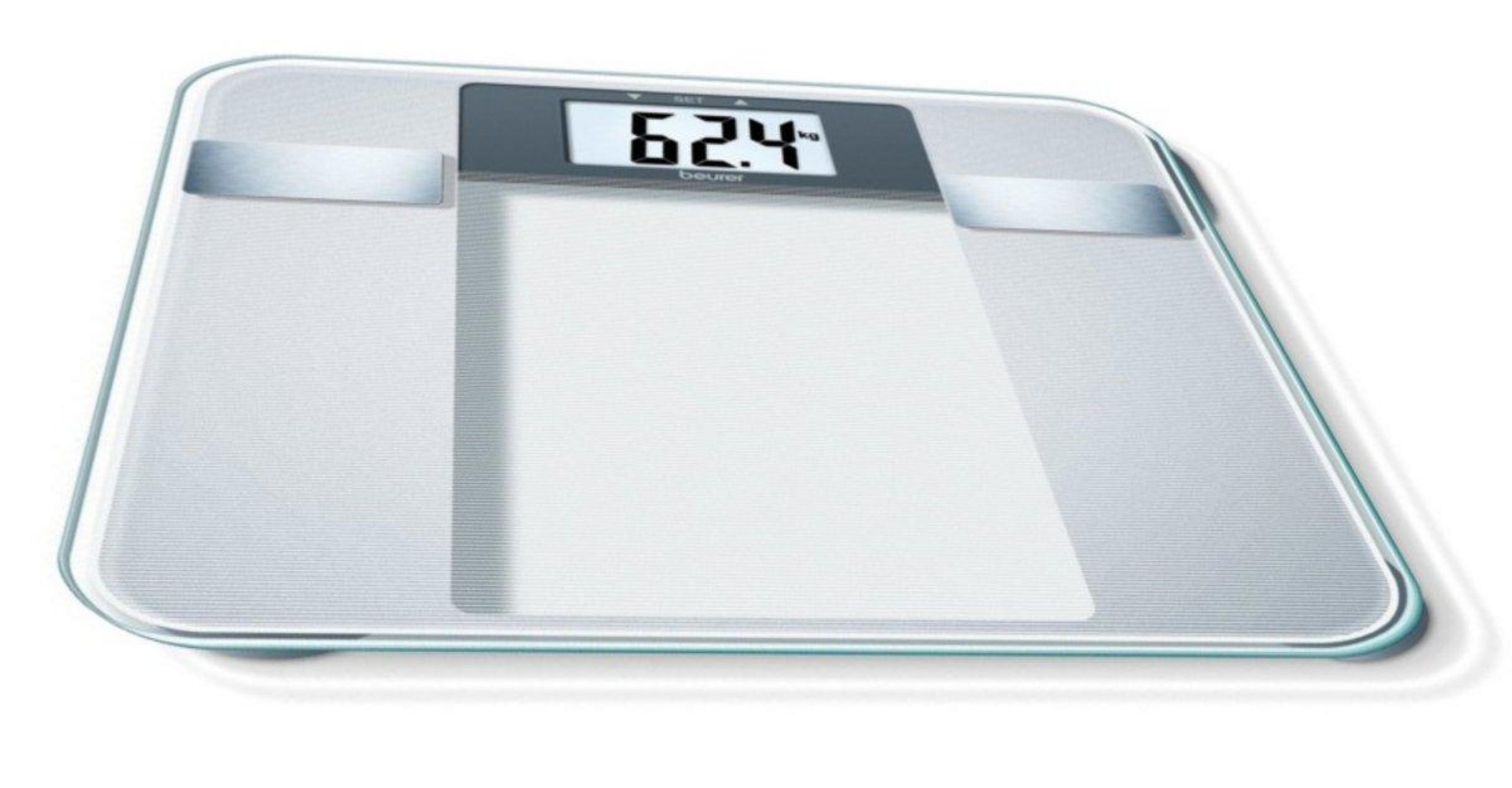 Eine digitale Personenwaage mit Glasoberfläche und LCD-Anzeige, die 62,4 anzeigt.