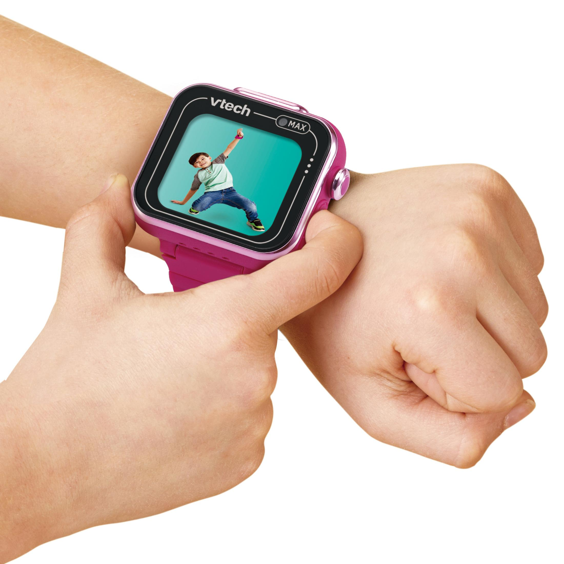 Bambino indossa uno smartwatch rosa con un ragazzo sullo schermo.