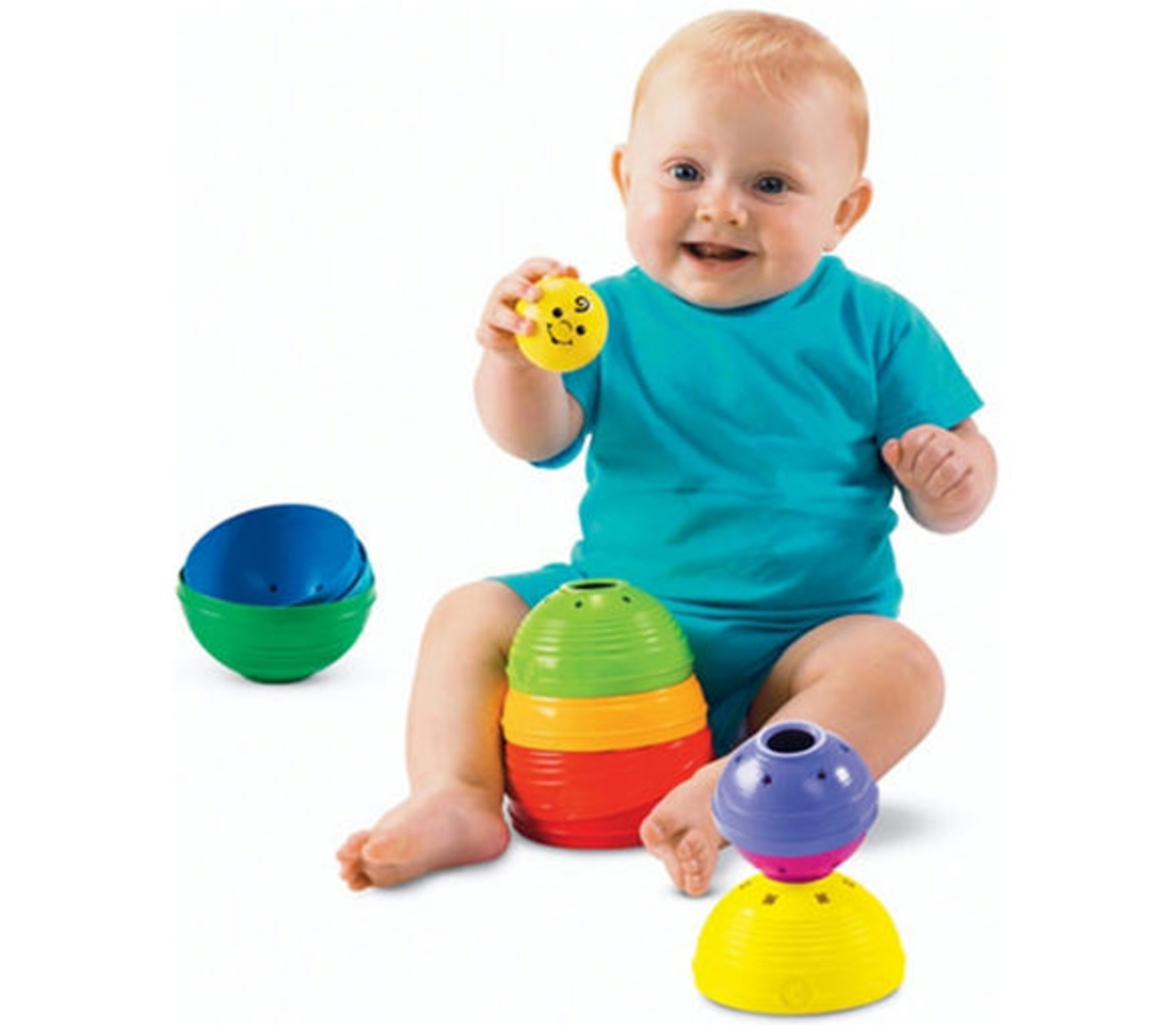 Ein Baby spielt mit bunten Stapelbechern und einem Ball.