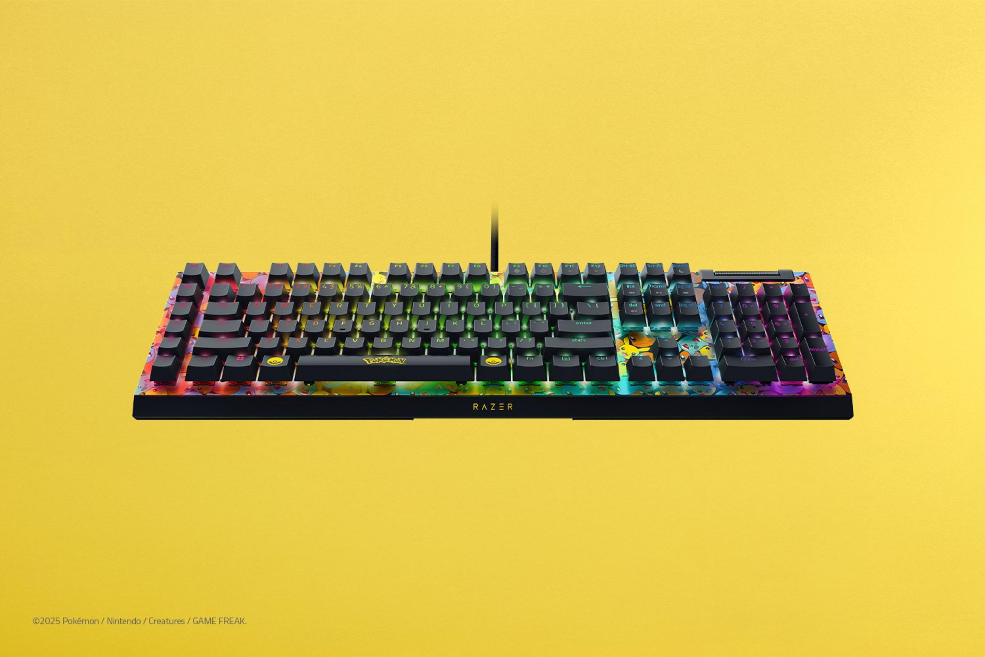 Una tastiera Razer con grafica Pokémon e illuminazione RGB su sfondo giallo.