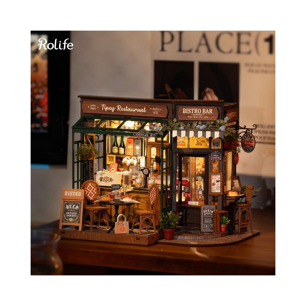 Miniatur-Restaurant und Bar mit Tischen, Stühlen und Getränken.