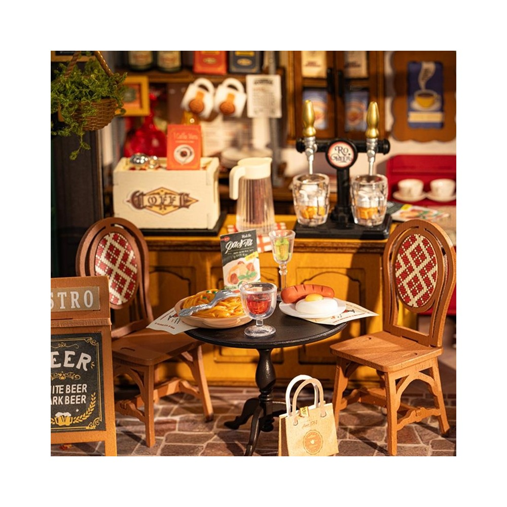 Miniatur-Bistro mit Tisch, Stühlen, Essen, Getränken und Zapfhähnen.