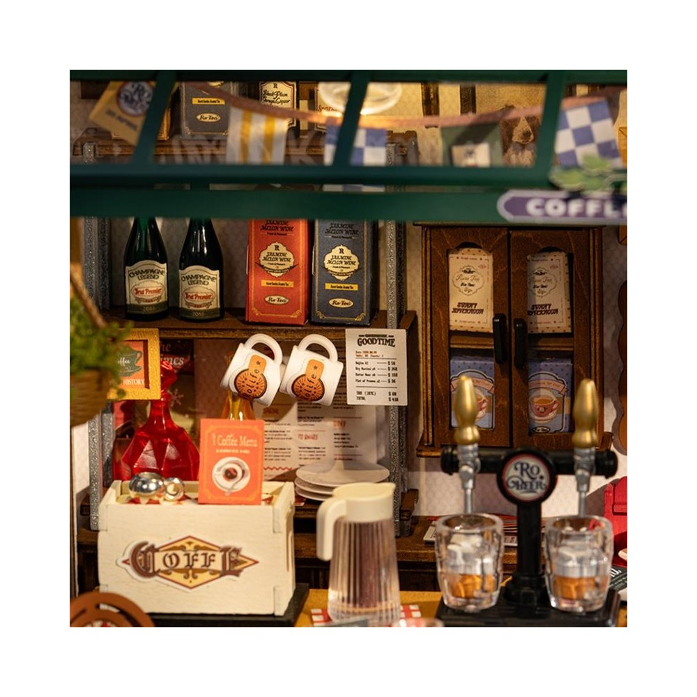 Miniatur-Café mit Zapfhähnen, Tassen, Flaschen und Speisekarte.
