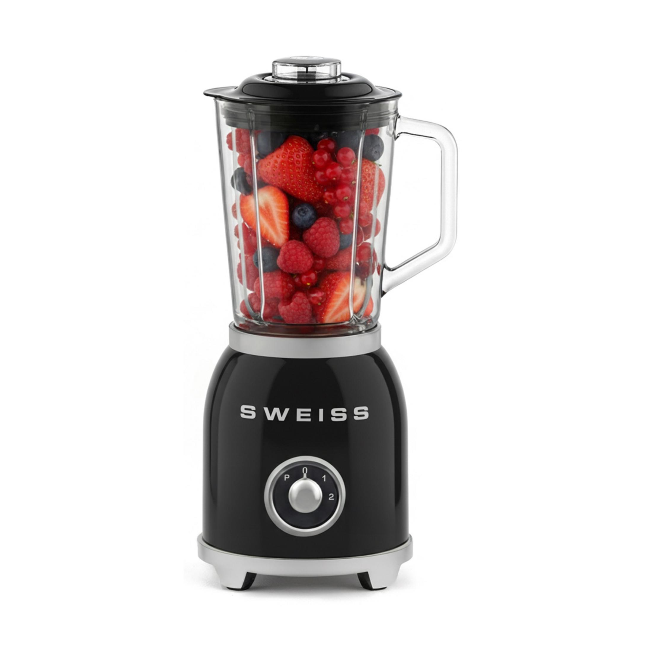 Una licuadora negra con un vaso de vidrio lleno de fresas, arándanos y grosellas rojas.