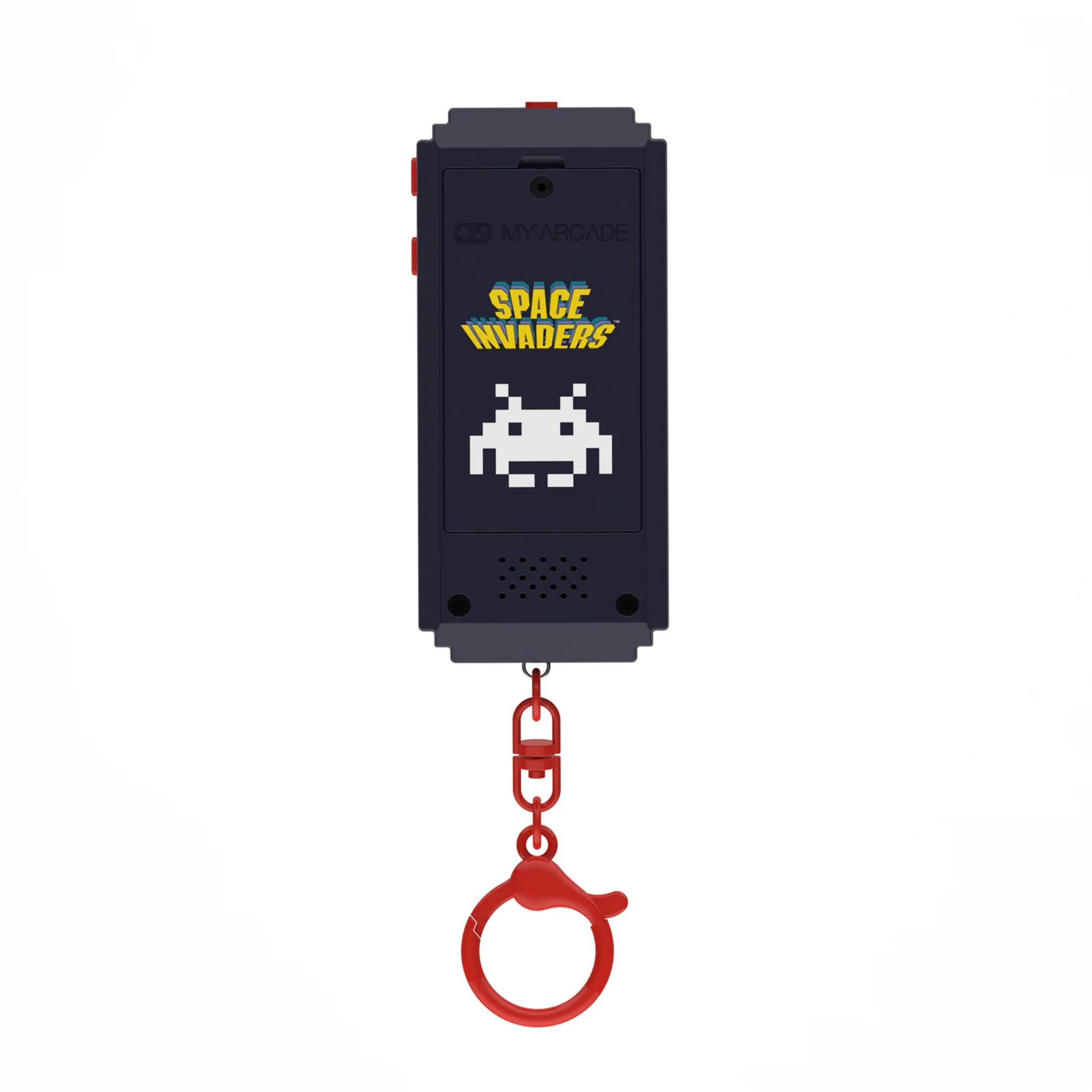 Un mini dispositivo arcade scuro con logo Space Invaders e portachiavi.