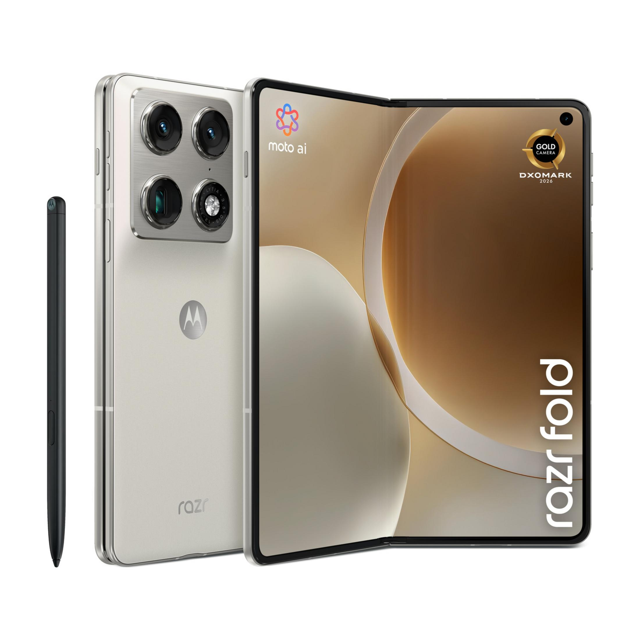 Ein silbernes faltbares Motorola Razr Handy mit Stift. Die Rückseite hat drei Kameras.