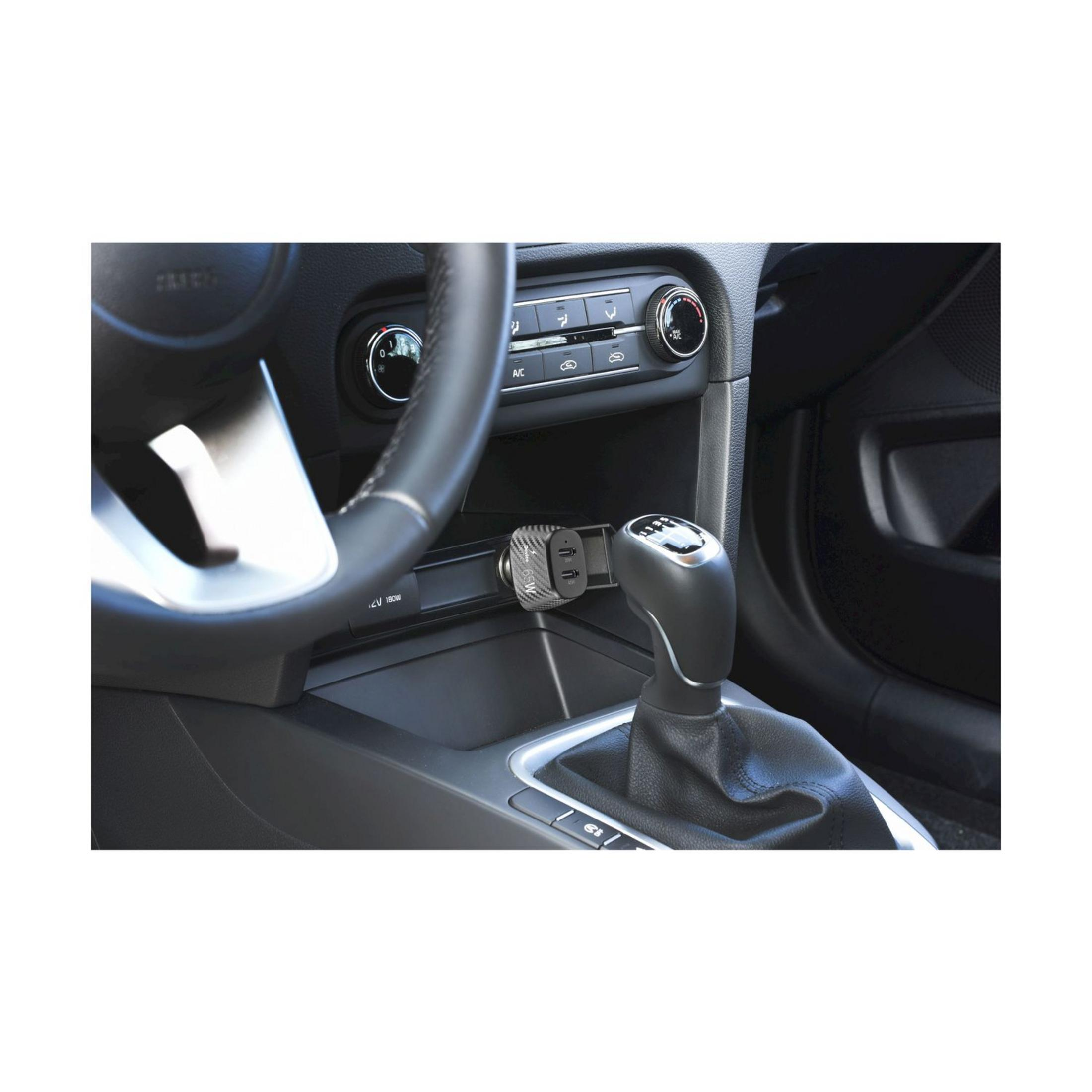 Ein USB-Ladegerät in einem Auto-Zentralblock mit Gangschaltung.