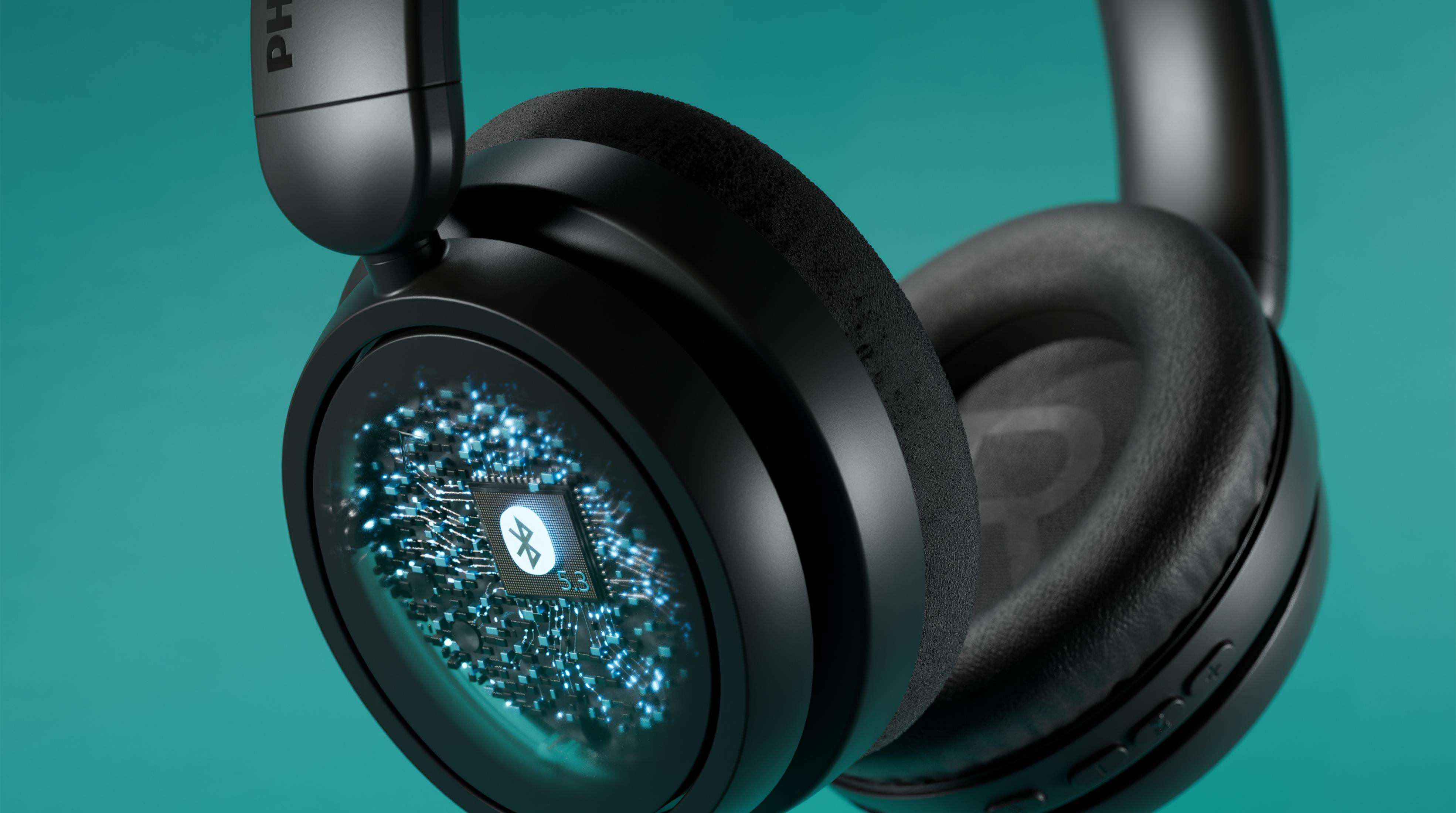 Schwarze Kopfhörer mit blau leuchtender Platine und Bluetooth-Symbol.