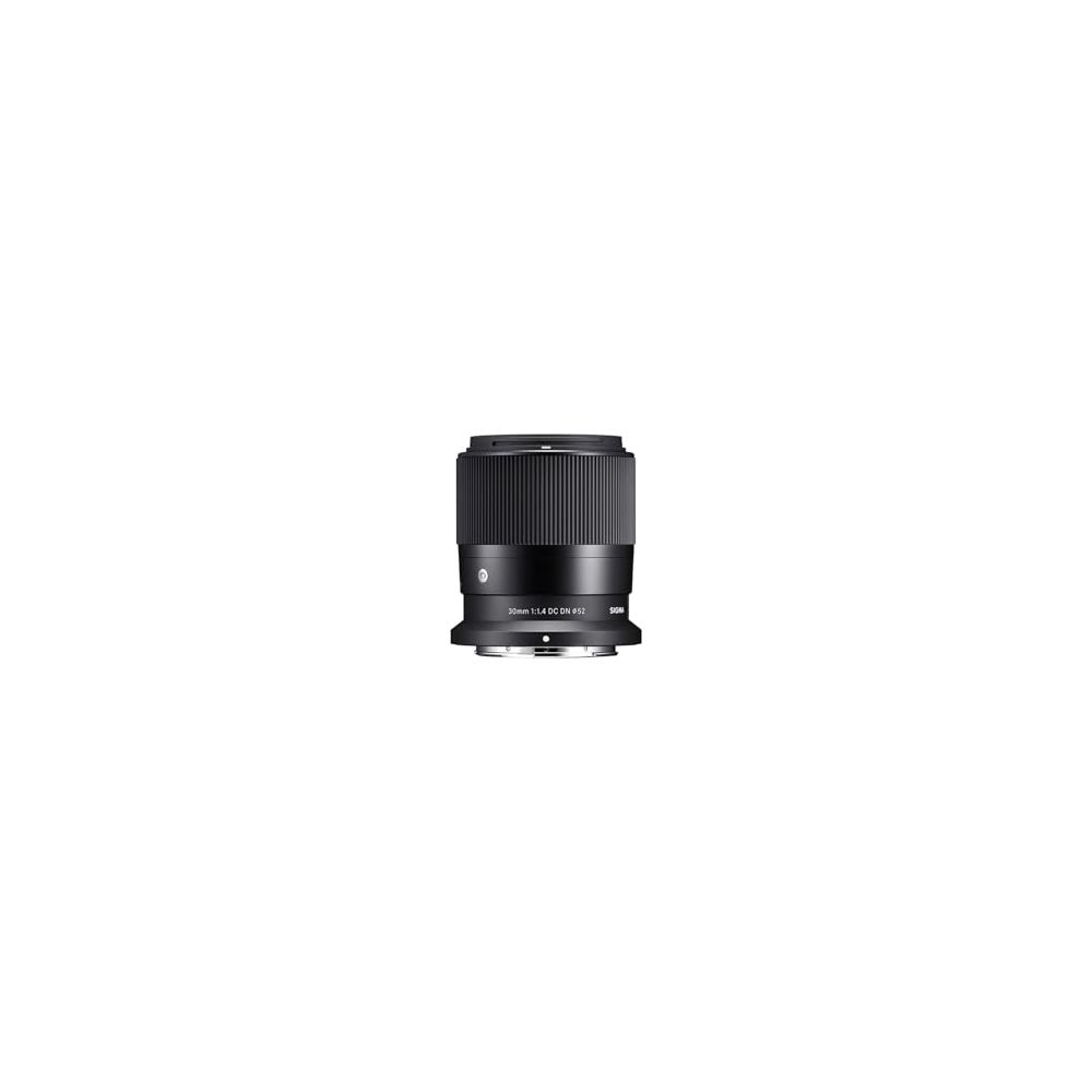 Ein schwarzes Sigma 30mm f1.4 DC DN Objektiv mit gerilltem Fokusring.