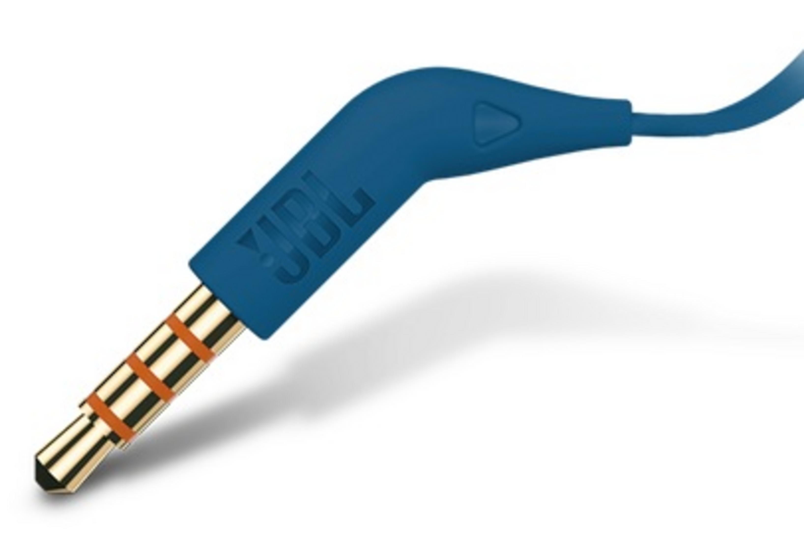 Un connettore per cuffie JBL blu con anelli dorati su sfondo bianco.