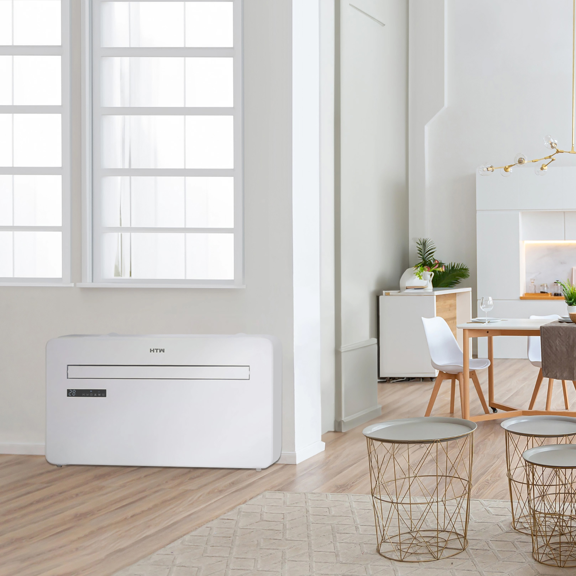 Sala de estar moderna con unidad de aire acondicionado blanca, mesa de comedor y sillas.