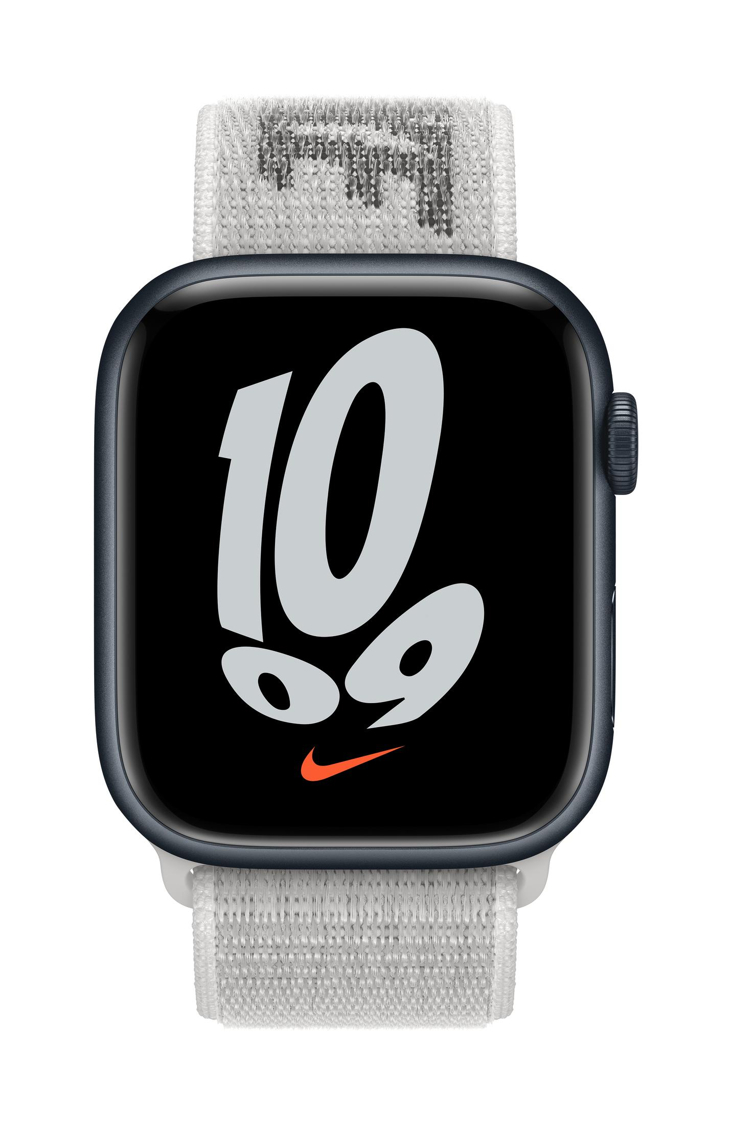 Un Apple Watch grigio scuro con cinturino Nike bianco mostra i numeri 10 e 9.
