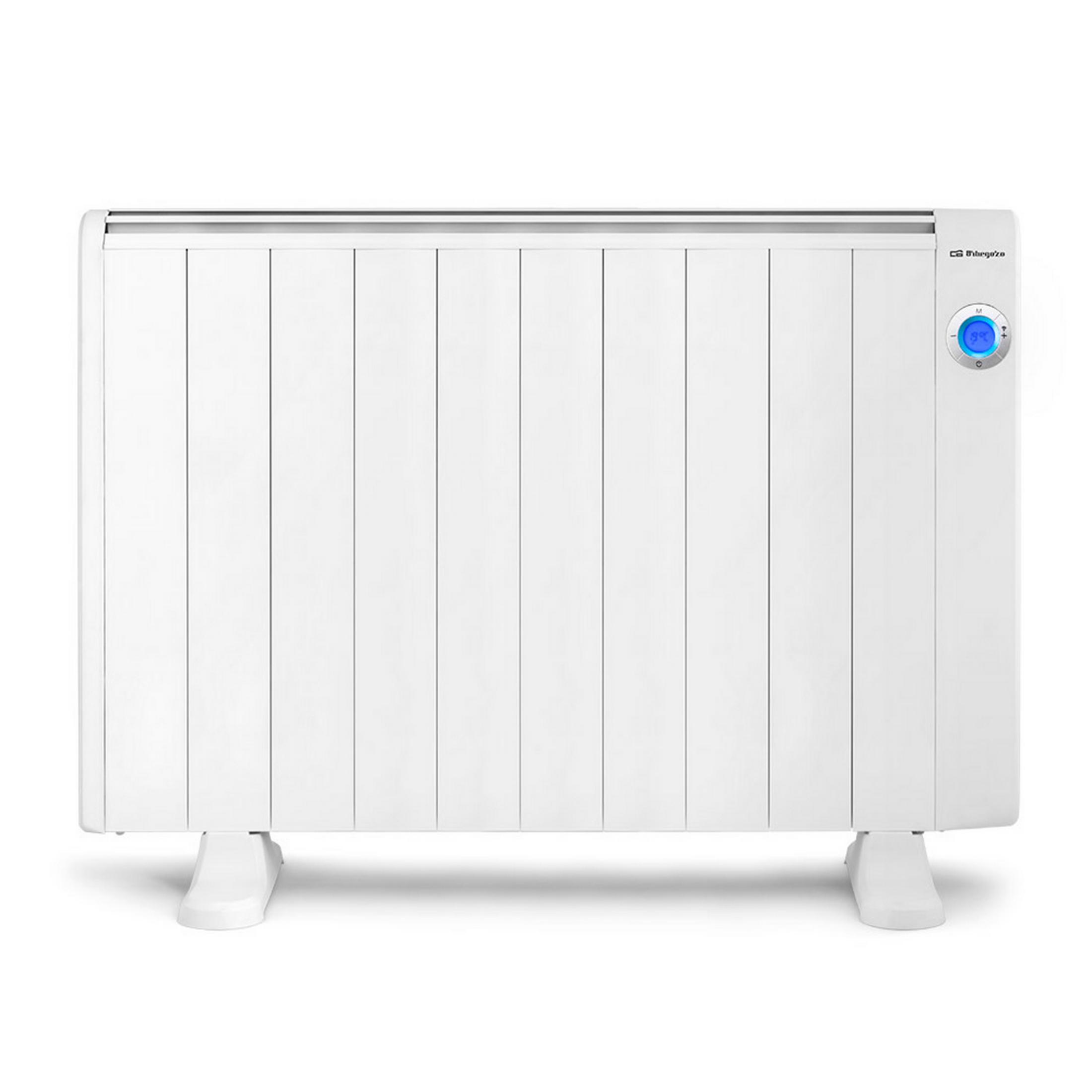 Un radiador eléctrico blanco con pantalla digital y patas, aislado.