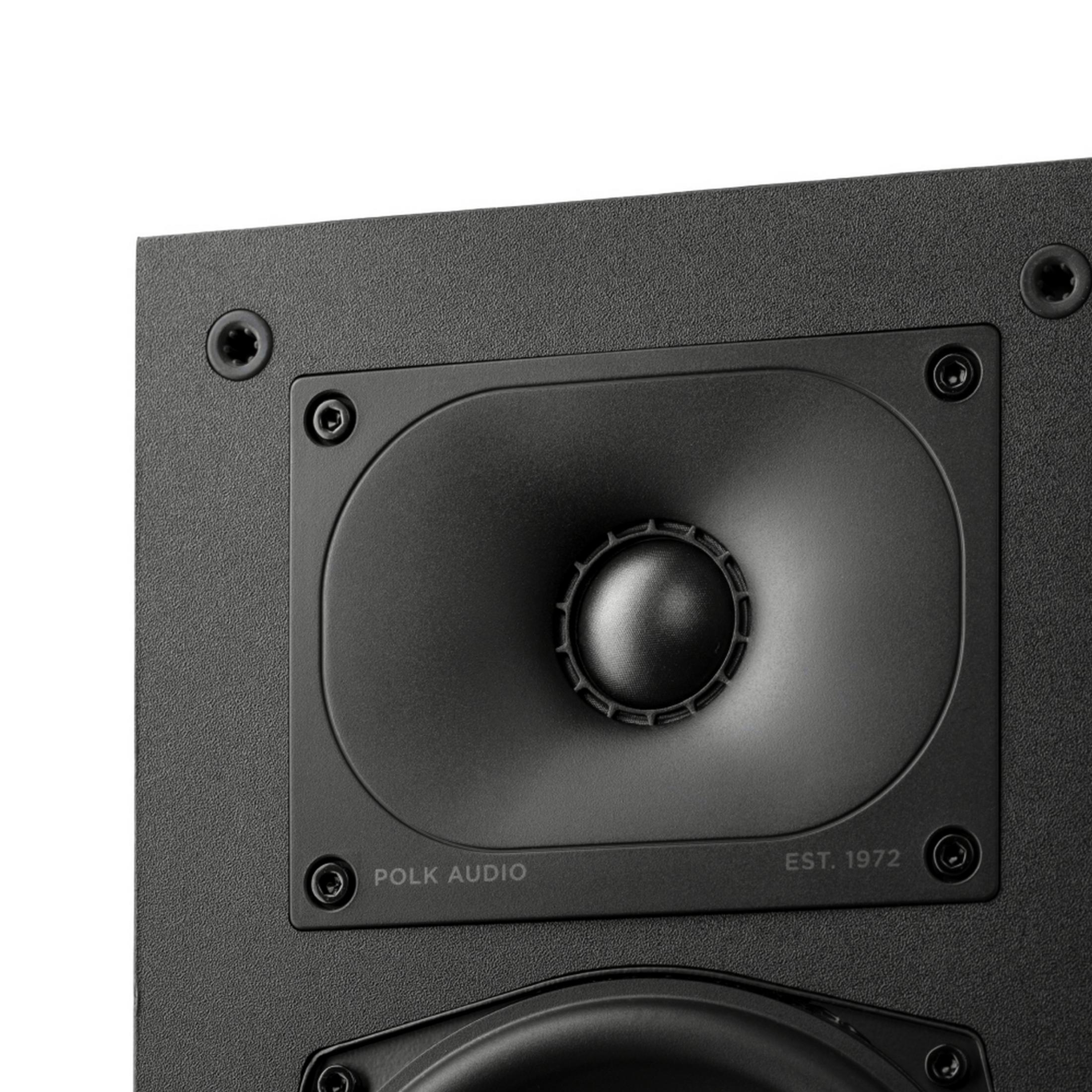 Primer plano de un altavoz Polk Audio negro con tornillos visibles.
