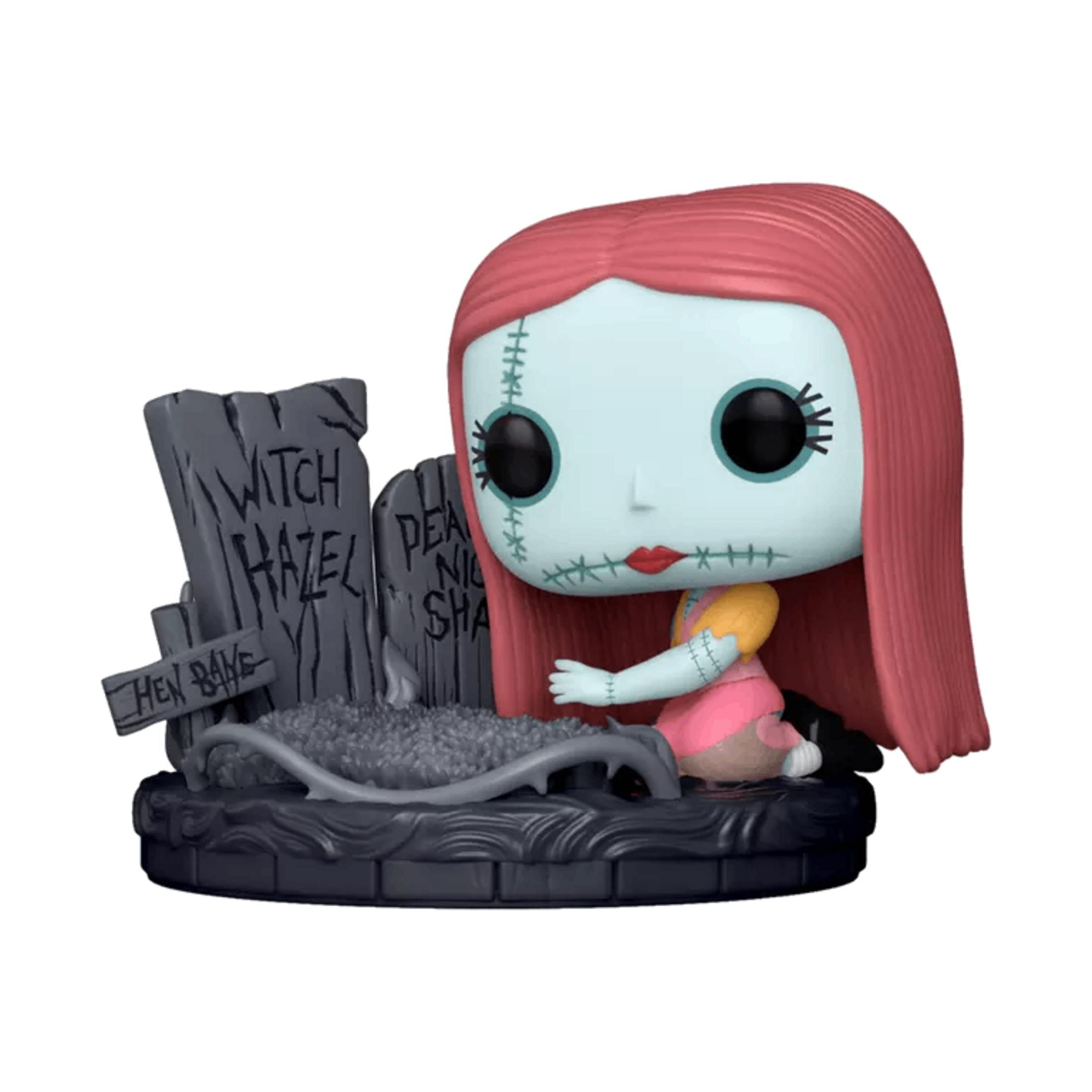 Figura de muñeca Sally sentada junto a una lápide con 'Witch Hazel' y 'Chen Rave'.