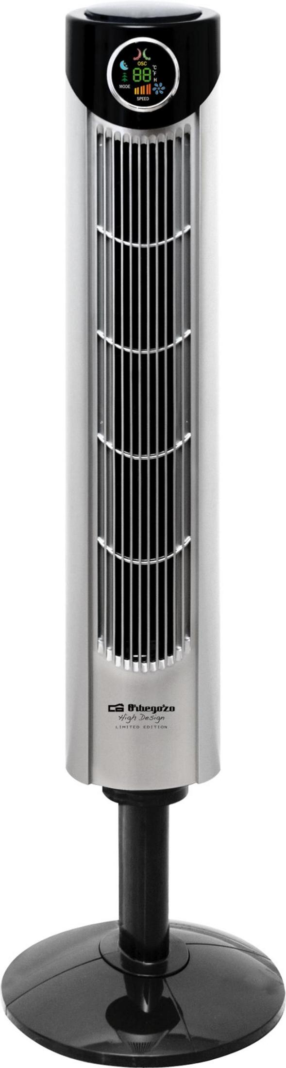 Un ventilatore a torre sottile con corpo argentato e base nera.