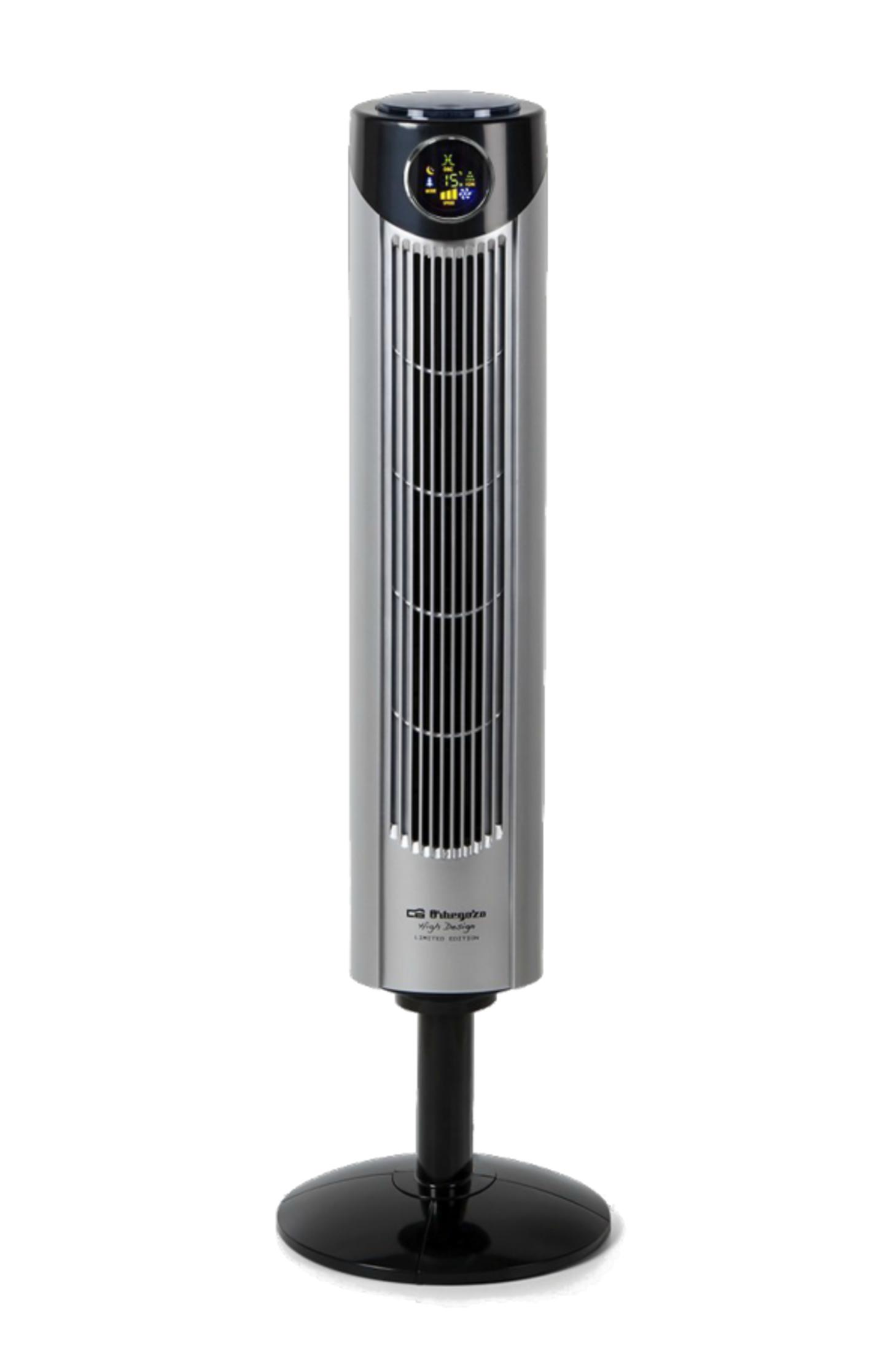 Ventilatore a torre argentato con base nera e display digitale.