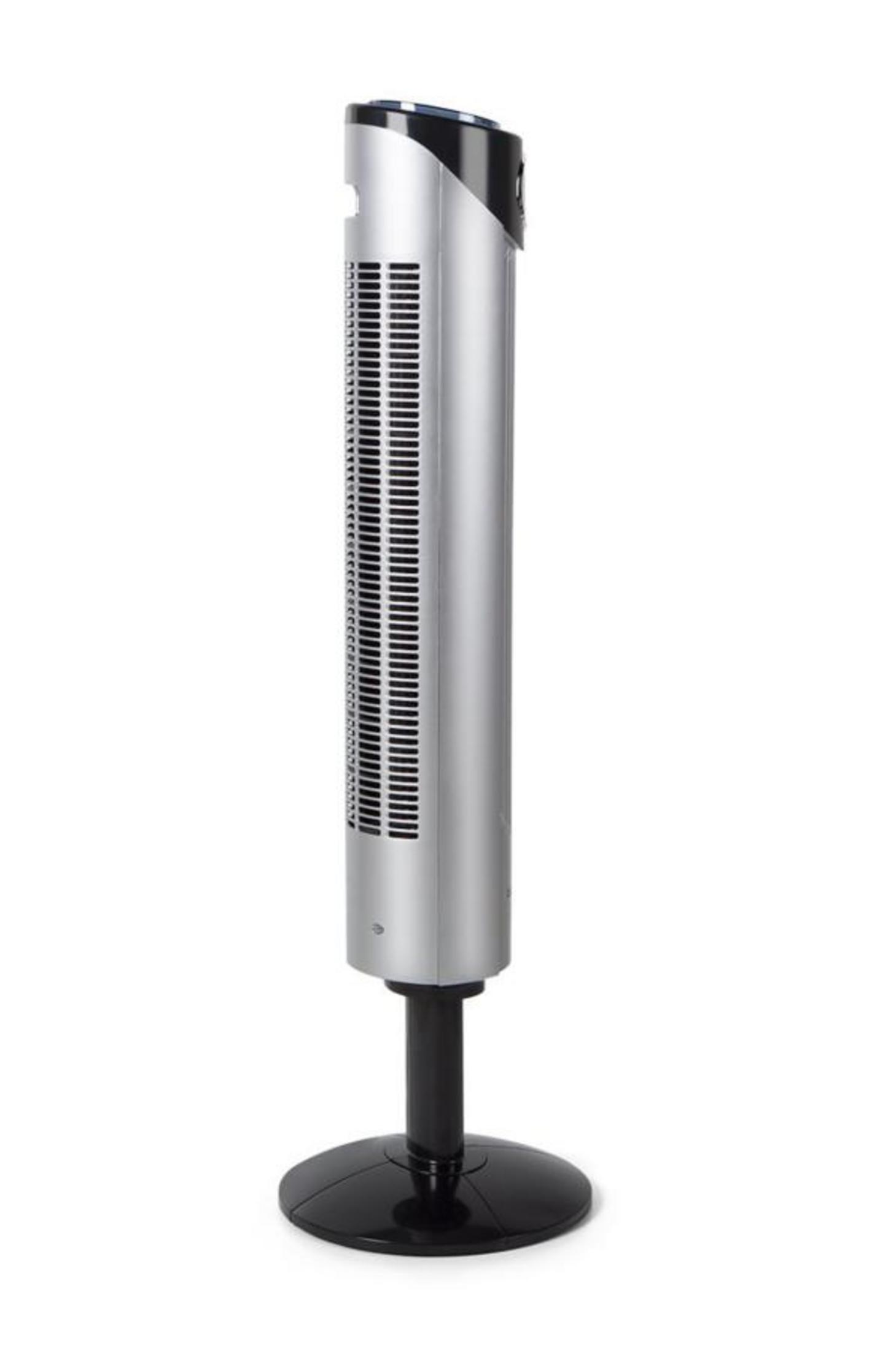 Un ventilatore a torre snello e argentato con base e parte superiore nere.