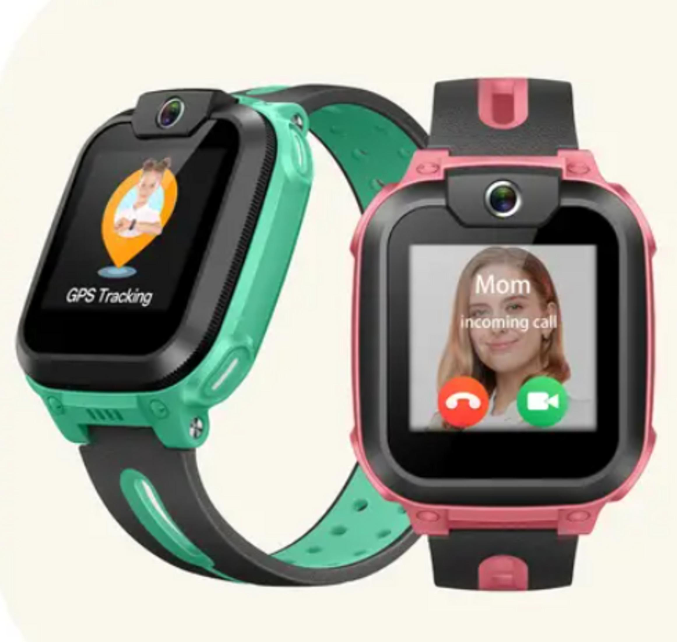 Due smartwatch per bambini, una verde con GPS, una rosa con chiamata in arrivo da 'Mamma'.