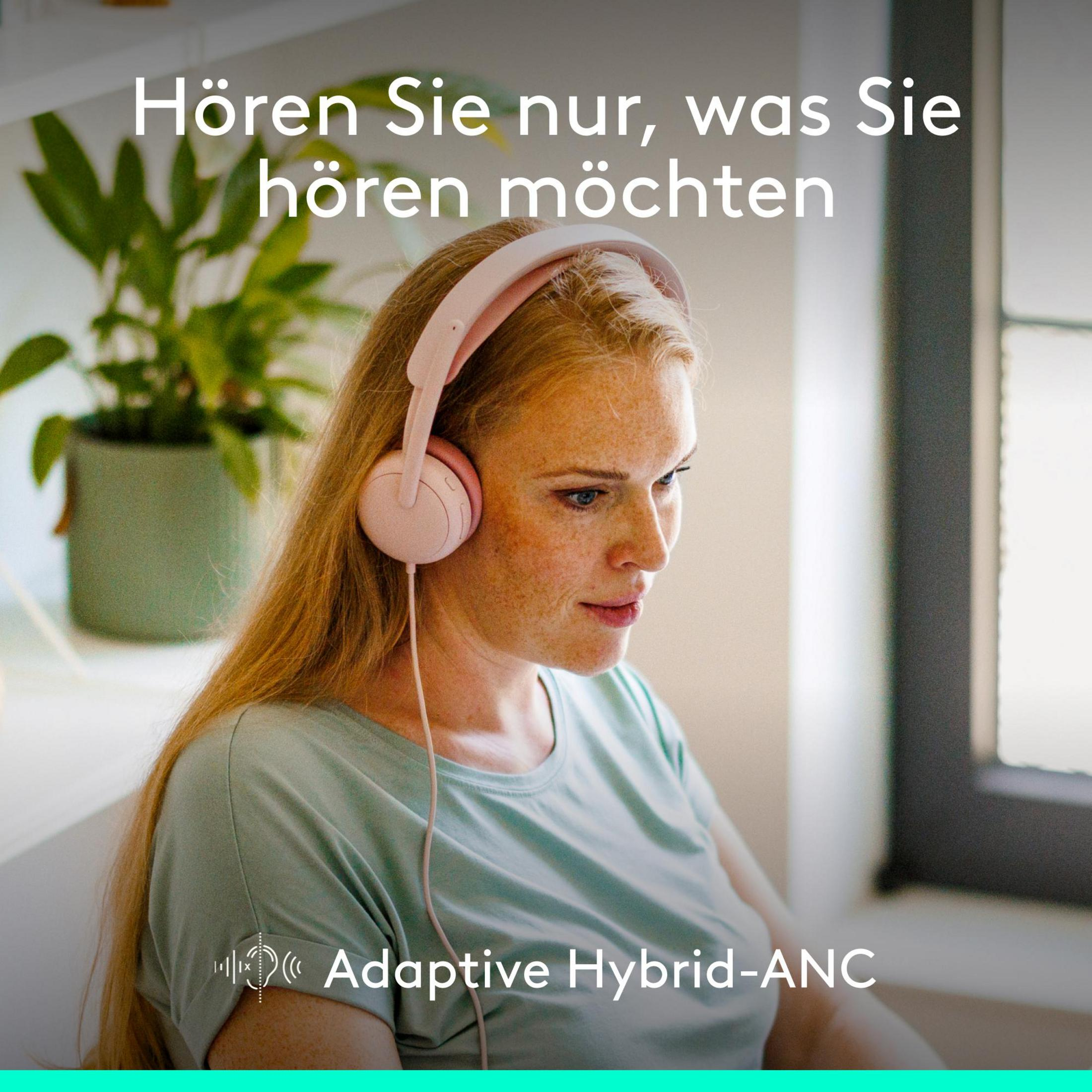 Une femme rousse porte un casque rose. Un logo indique 