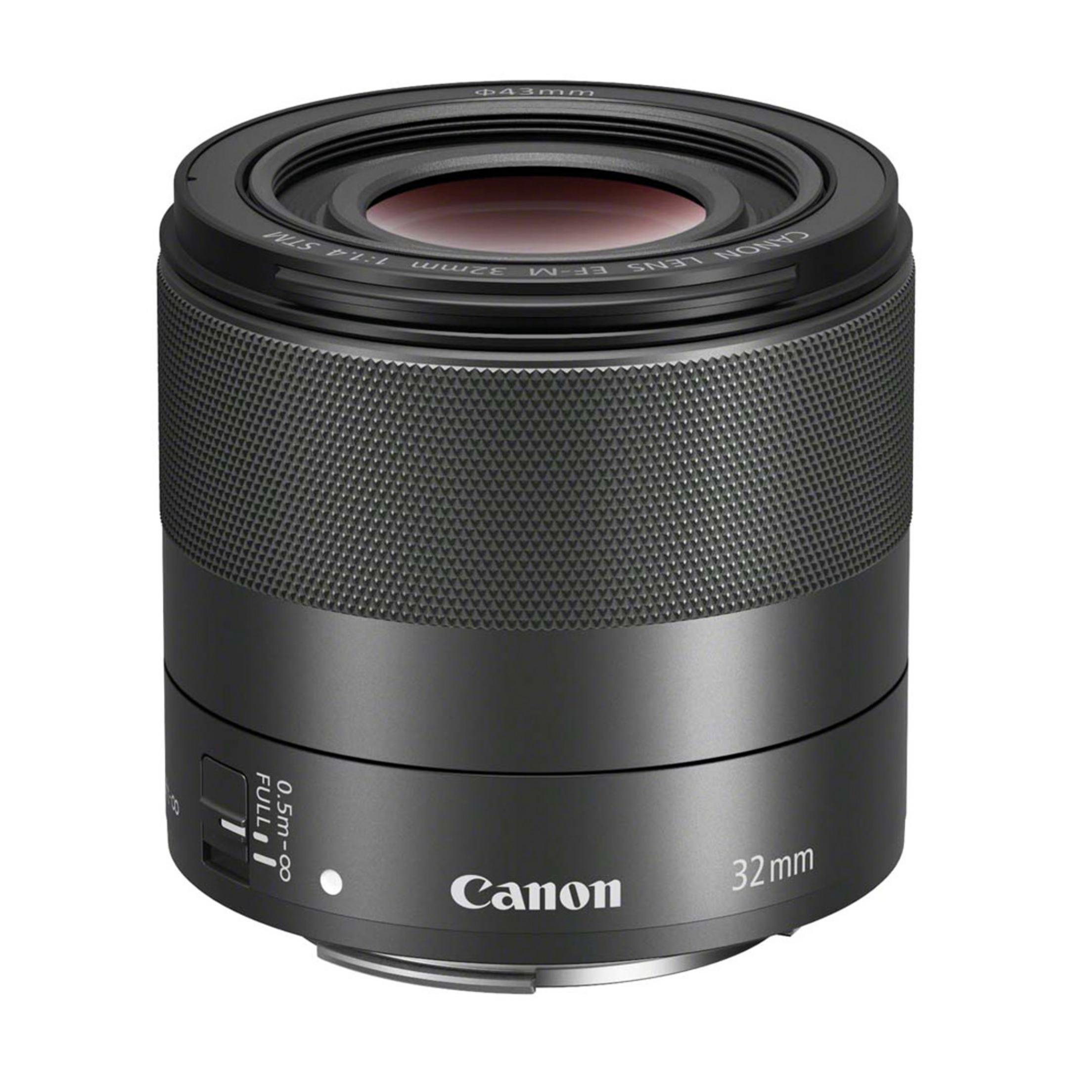Schwarzes Canon Objektiv mit 32mm Brennweite und Blende 1.4, Fokusring und Schalter.