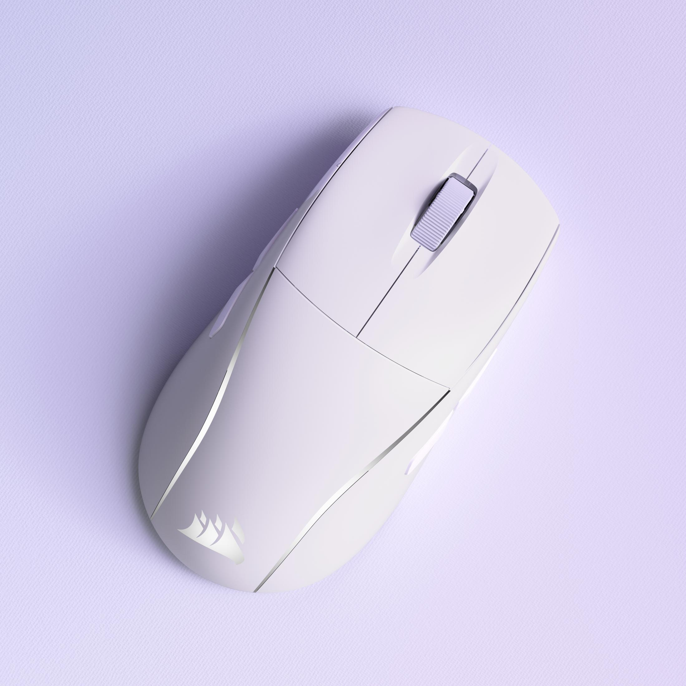 Ratón de ordenador blanco con detalles plateados sobre fondo lila.