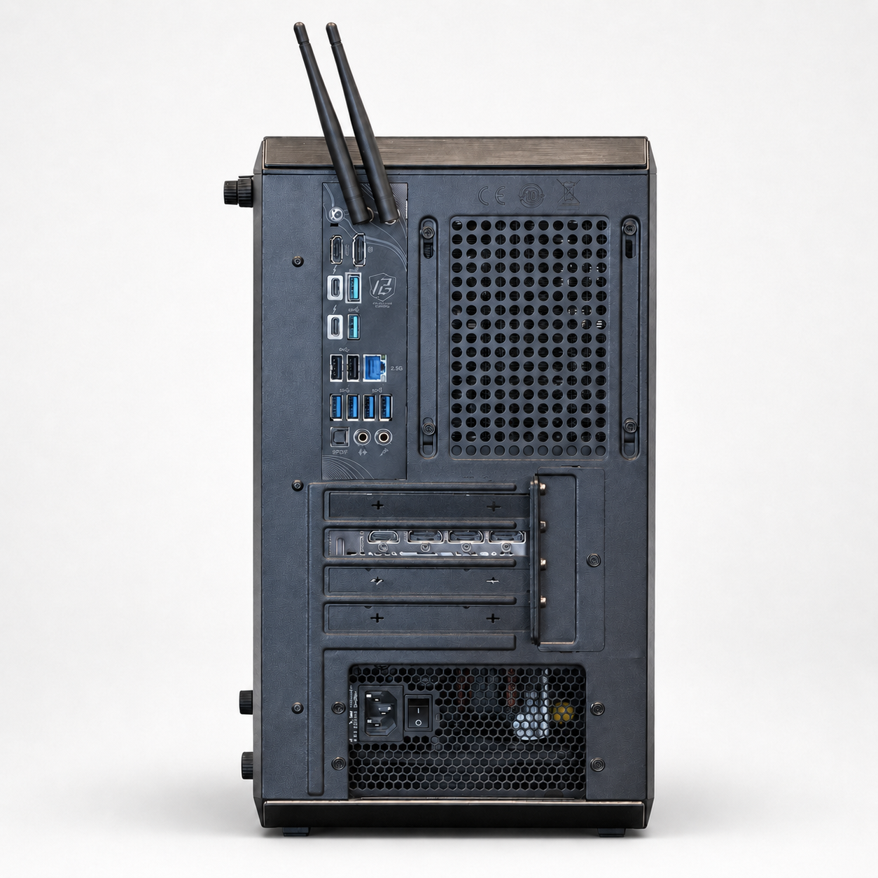Rückseite eines schwarzen Computers mit Anschlüssen, Antennen und Lüftergittern.