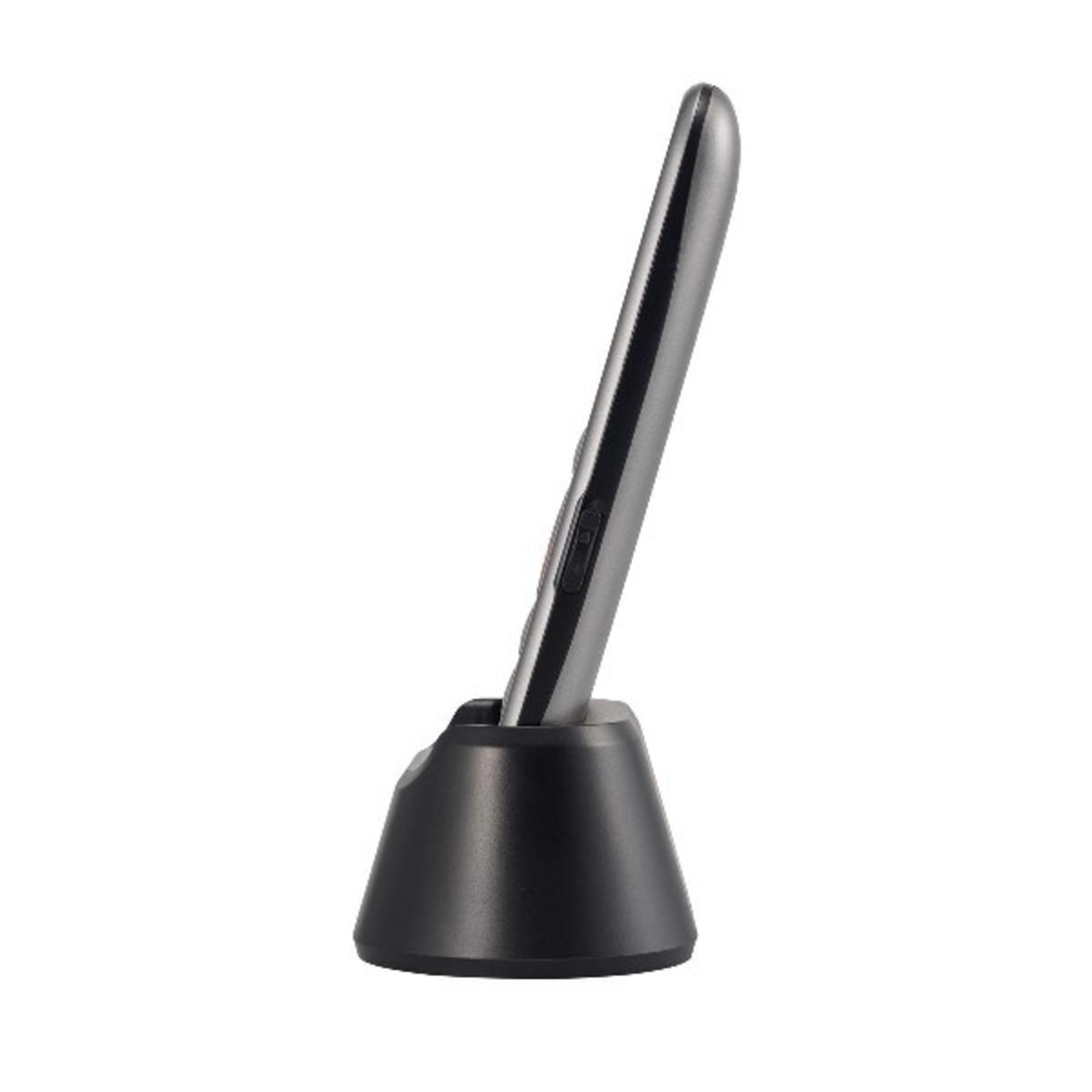 Un elegante telefono cellulare argentato è in piedi in una base di ricarica nera.