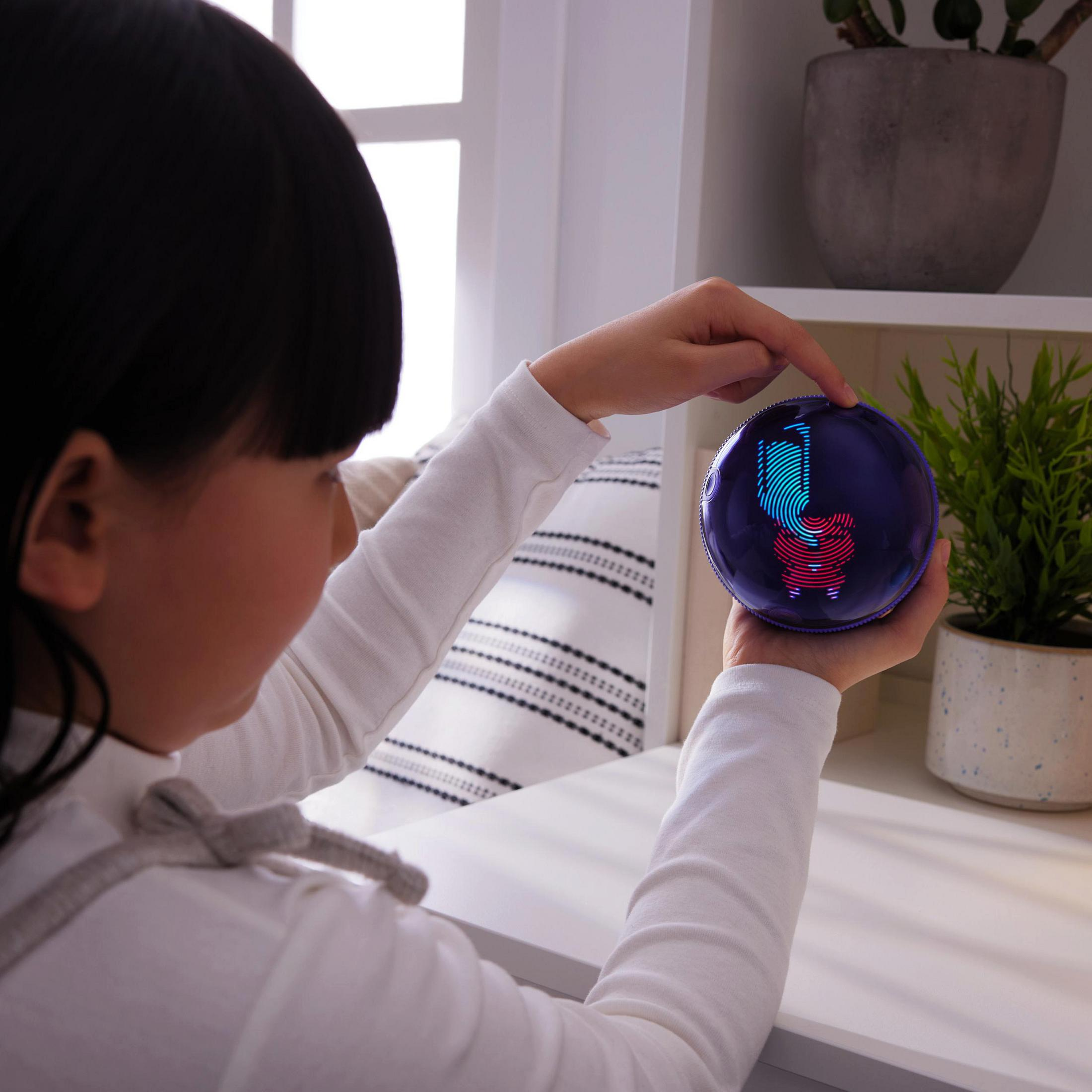 Un bambino tiene un globo luminoso che mostra un'icona di impronta digitale.