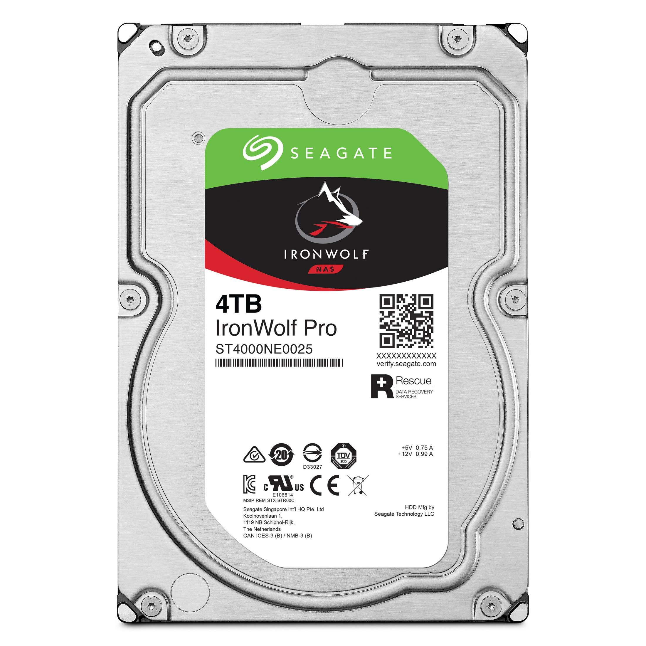 Un hard disk argentato Seagate IronWolf Pro da 4 TB con etichette verdi e nere.