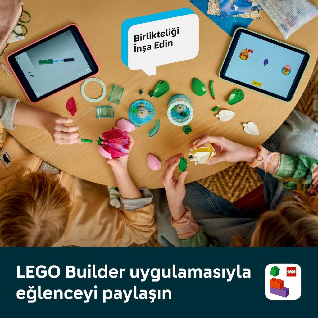 Çocuklar, LEGO Builder uygulamasını gösteren tabletler ve LEGO tuğlalarıyla inşa ediyor.