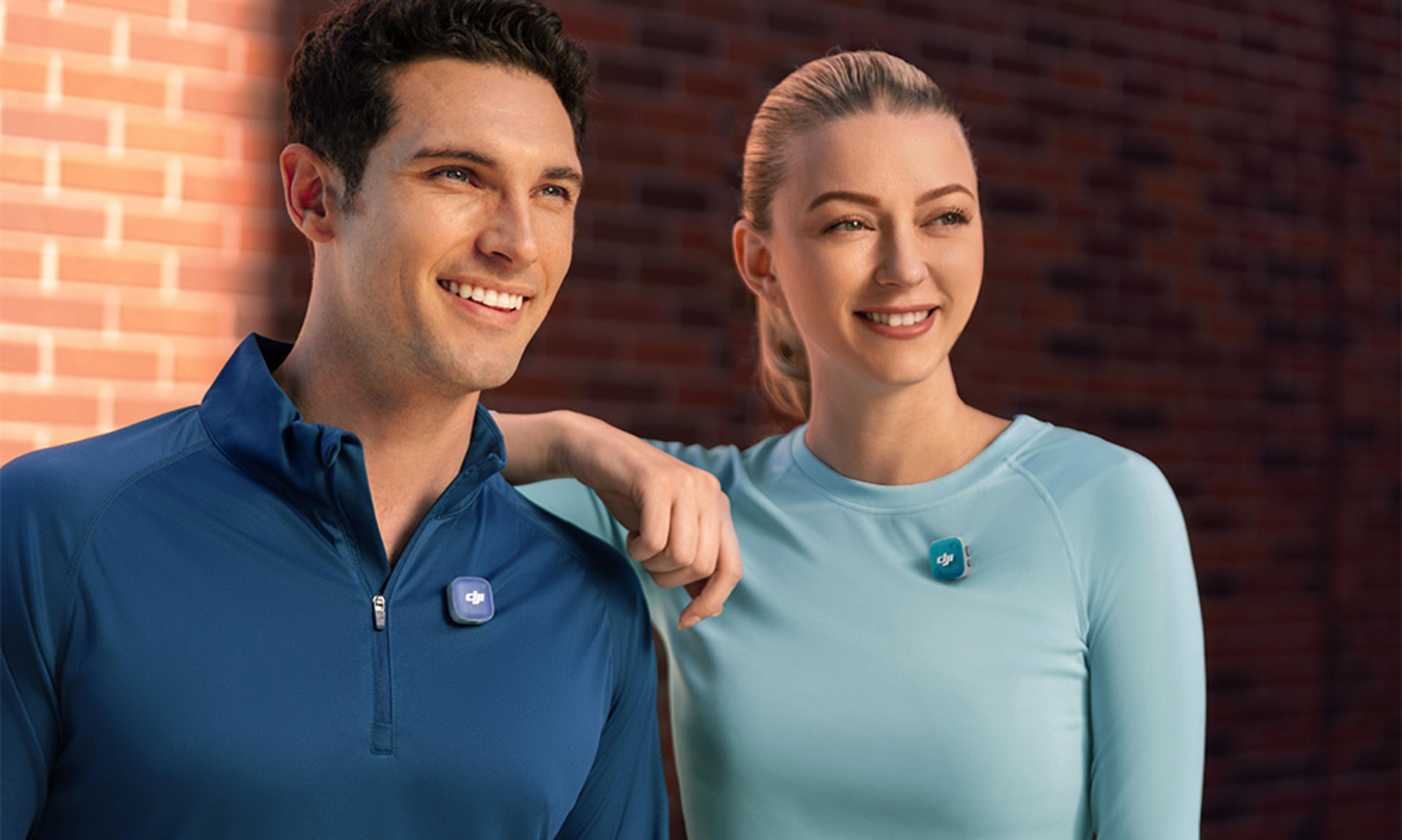 Hombre con camisa azul y mujer con top azul claro con clips.