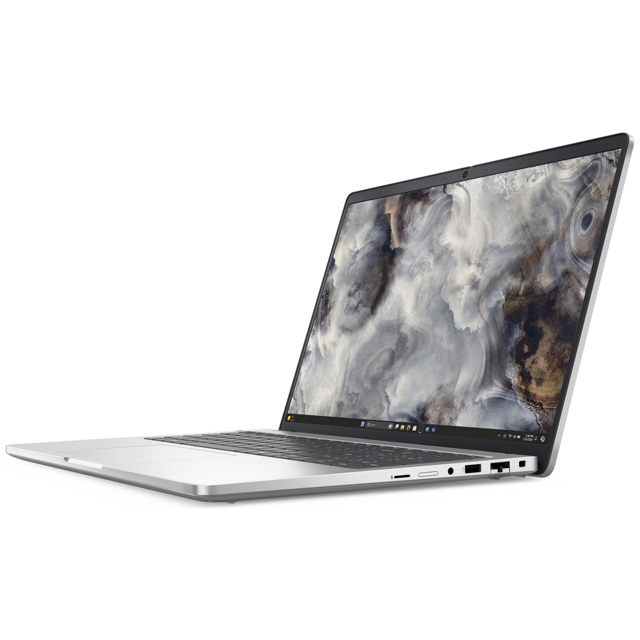 Srebrny laptop z otwartym ekranem, wyświetlający tapetę przypominającą marmur.