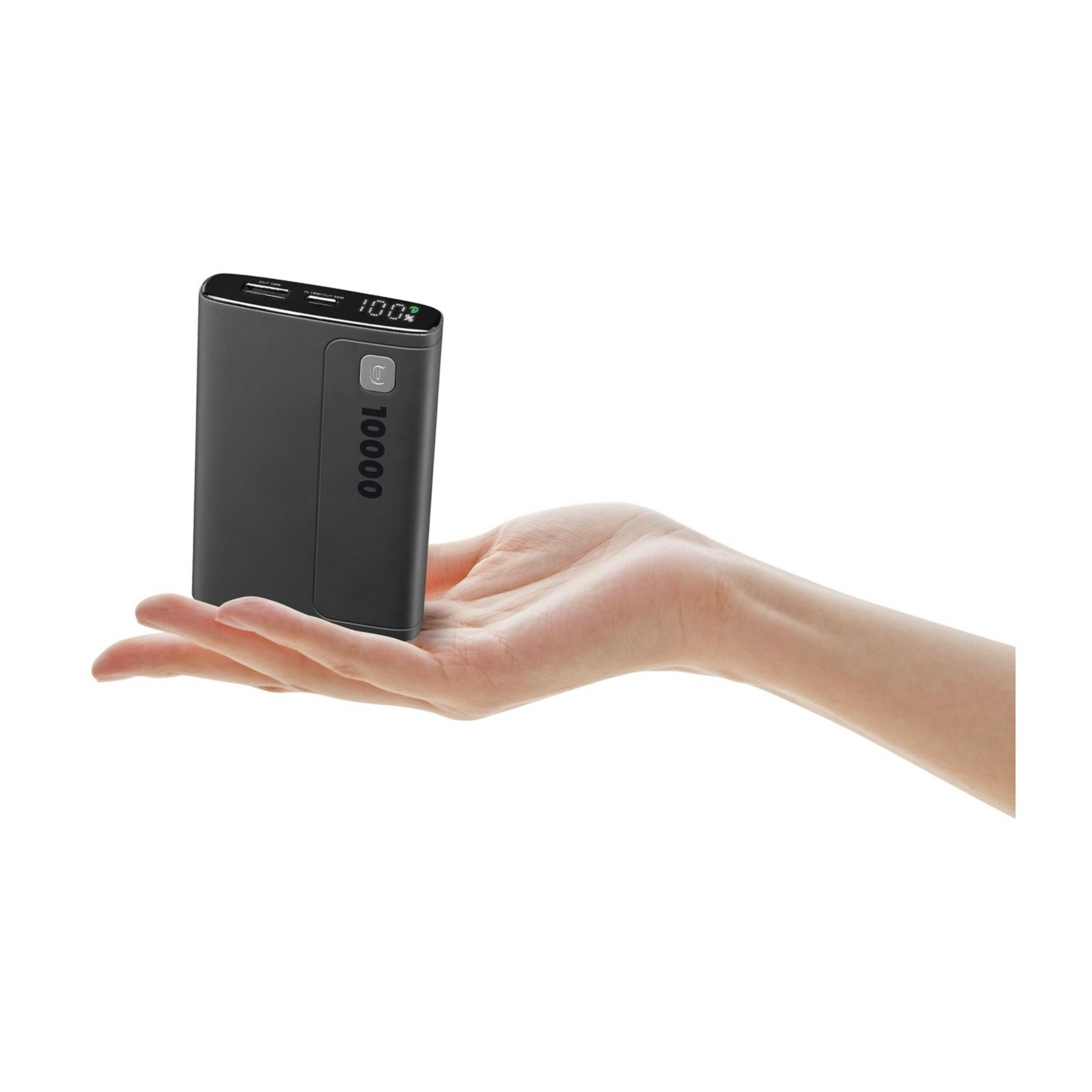 Un power bank scuro da 10000 mAh è tenuto in mano.