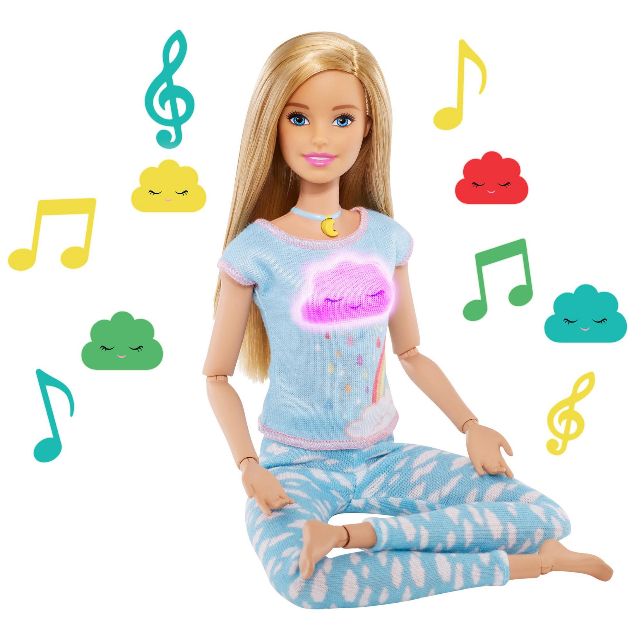 Barbie in Pyjamas mit Wolken und Noten.