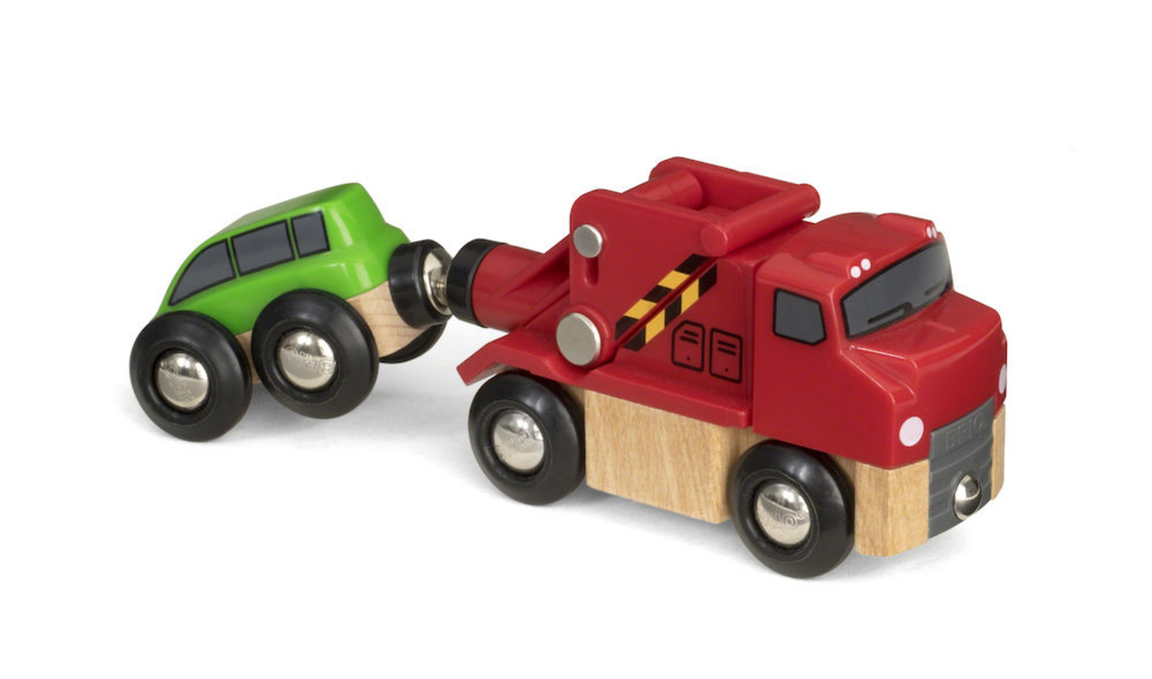 Un camion de remorquage en bois rouge tire une remorque en bois verte.