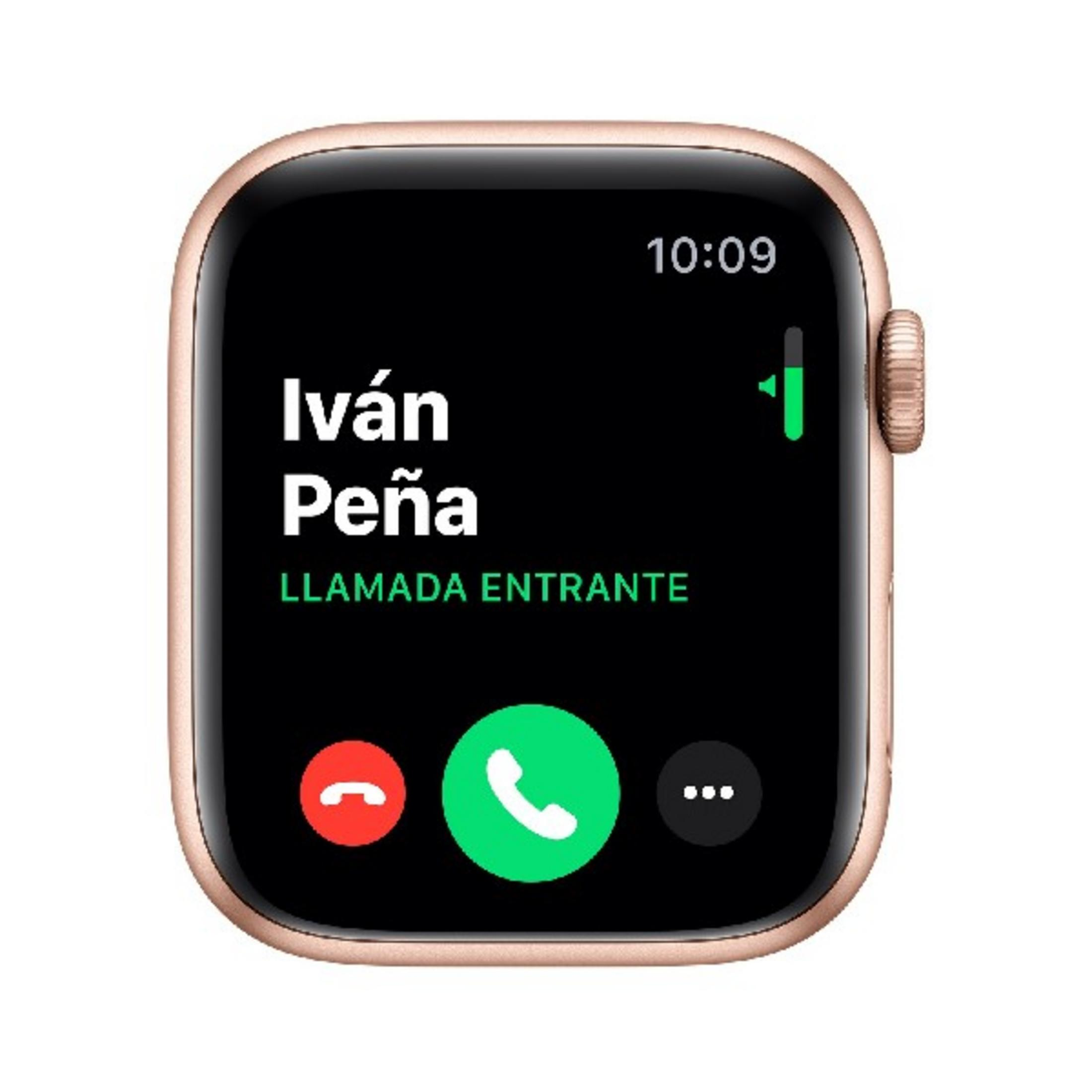 Un smartwatch muestra una llamada entrante de Iván Peña. Opciones para aceptar o rechazar.