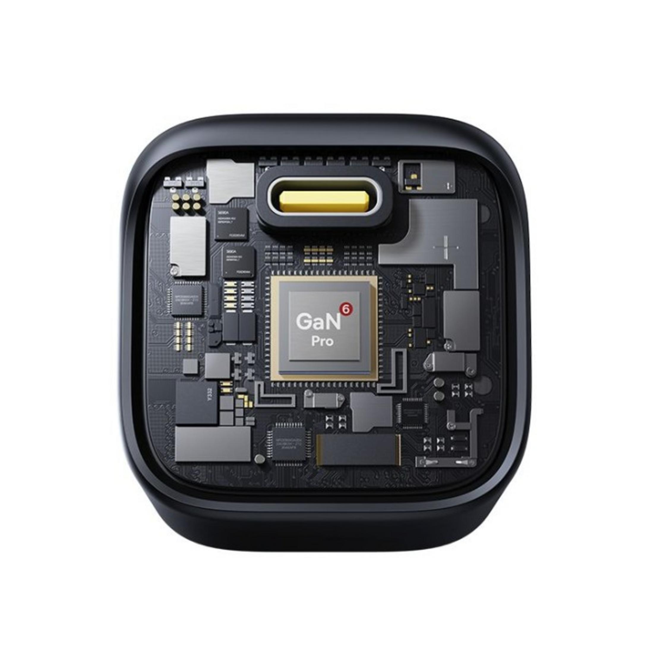 Adattatore di ricarica nero con scocca aperta, che mostra un circuito stampato con chip GaN6 Pro.